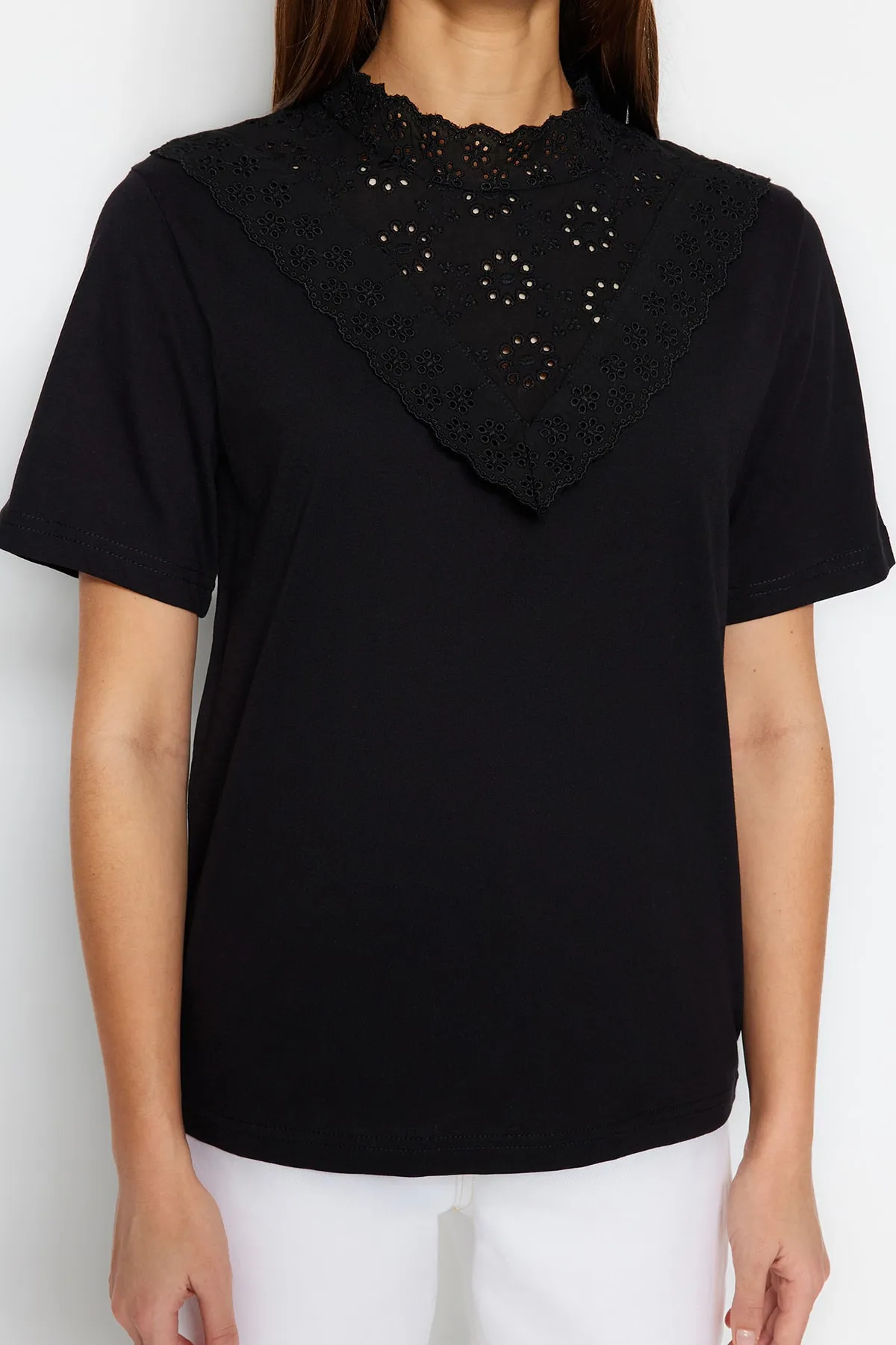 Trendyol Collection  Schwarze bestickte Strickbluse aus Baumwolle mit hohem Kragen und Grundmuster TWOSS23BZ00879