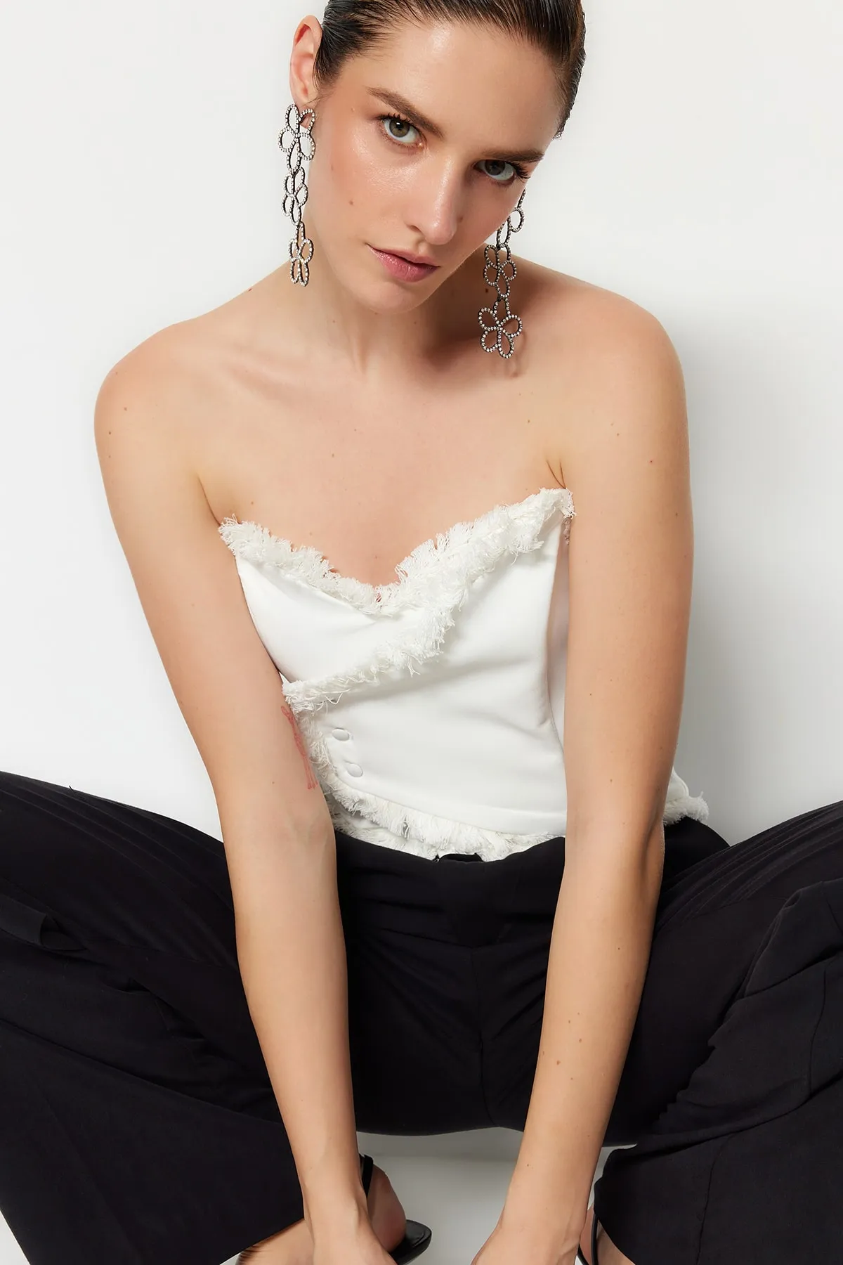 Trendyol Collection  Ecru Tailliertes, gefüttertes Bustier mit gewebten Quasten TPRSS22BS0070
