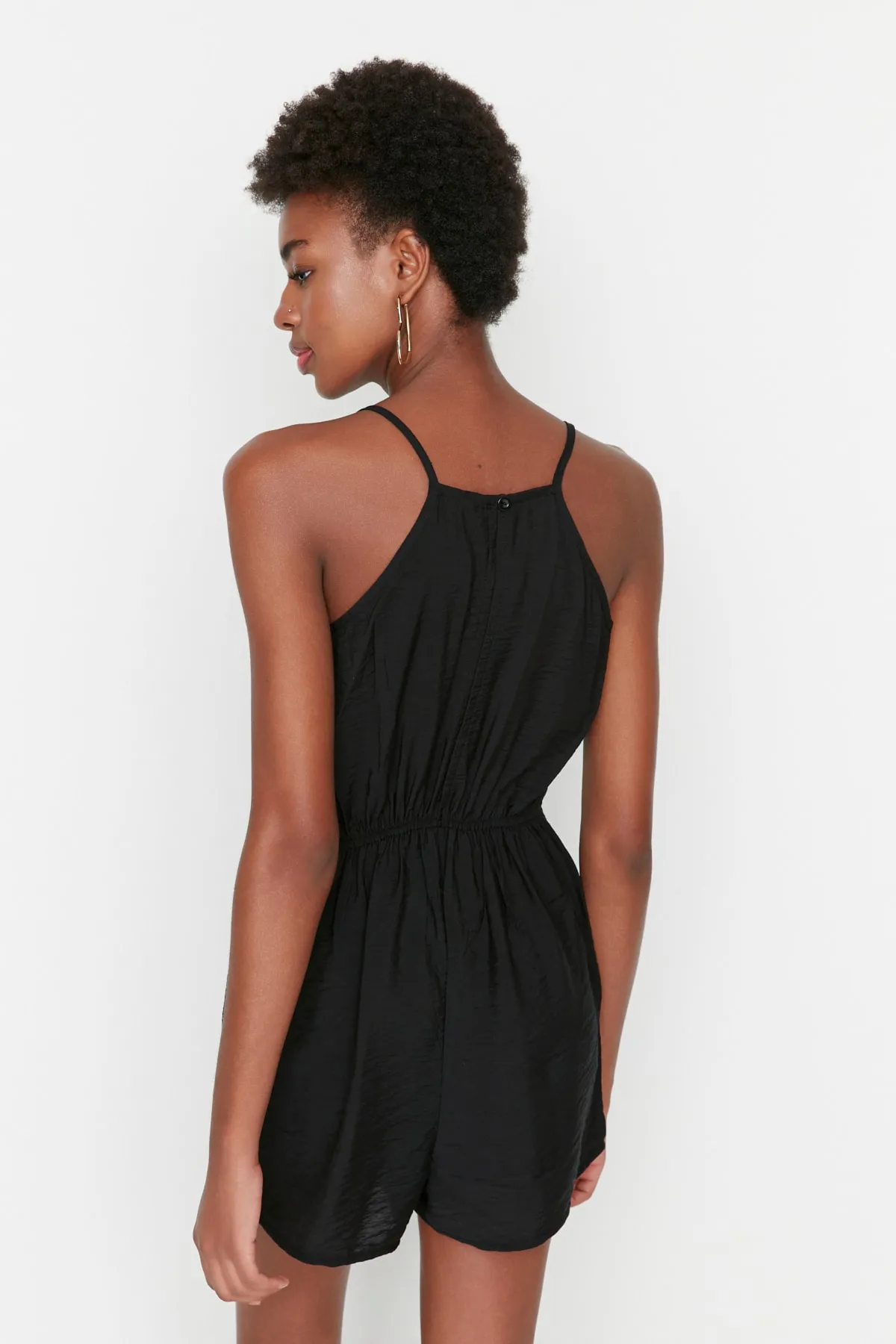 Trendyol Collection  Schwarzer Mini-Jumpsuit aus Webstoff mit Gürtel und Bindedetail TWOSS22TU0300
