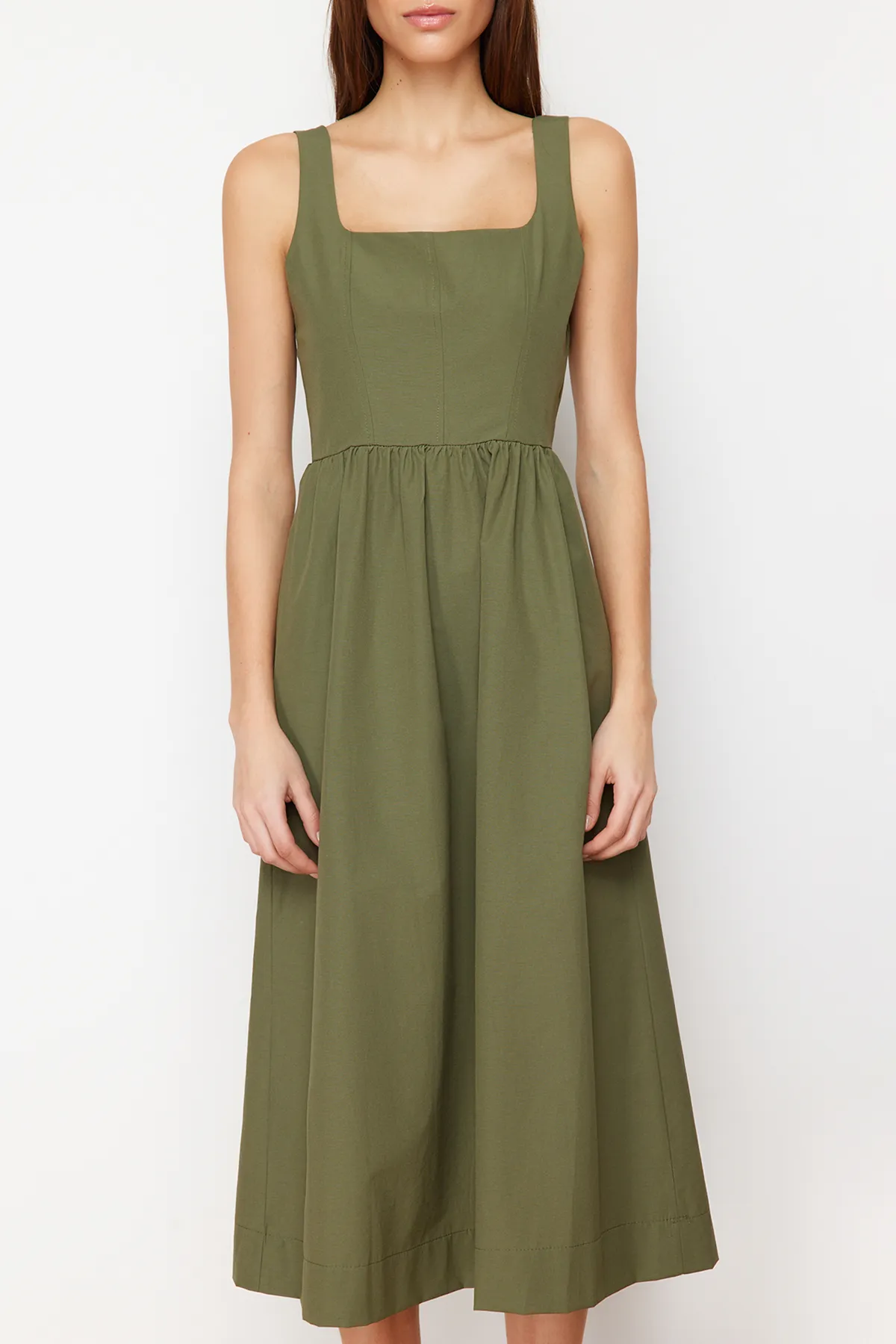 Trendyol Collection  Khakifarbenes gewebtes Midikleid mit Taillenöffnung und Korsett-Nähten TWOSS24EL00038