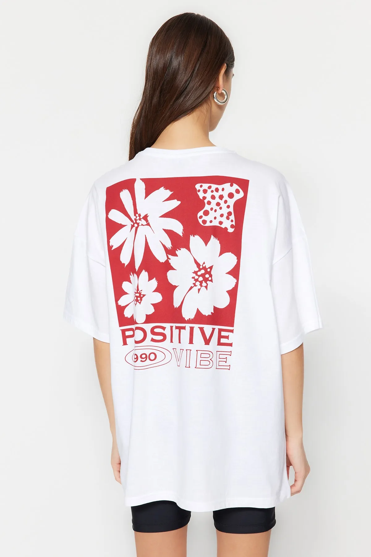 Trendyol Collection  Weißes Strick-T-Shirt mit Rundhalsausschnitt aus 100 % Baumwolle mit Aufdruck auf der Rückseite und weiter Passform TWOSS23TS00321