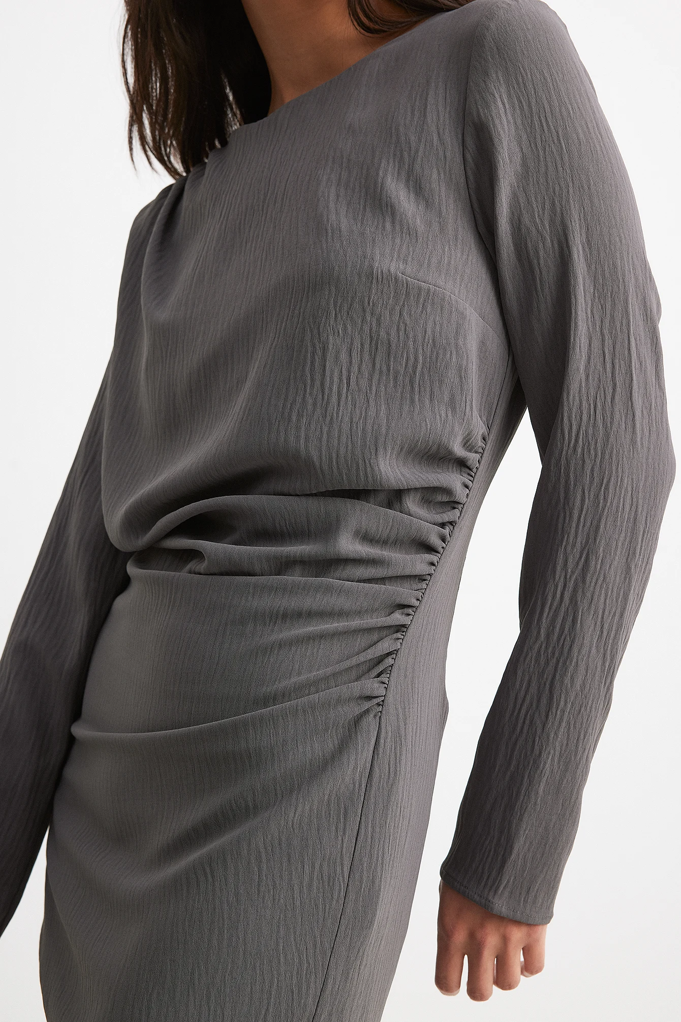 Gerafftes Minikleid mit markierter Taille