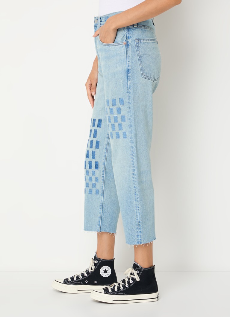 Blugi Levi's Barrel, croială lejeră, croiți, cu talie înaltă, într-o culoare deschisă.