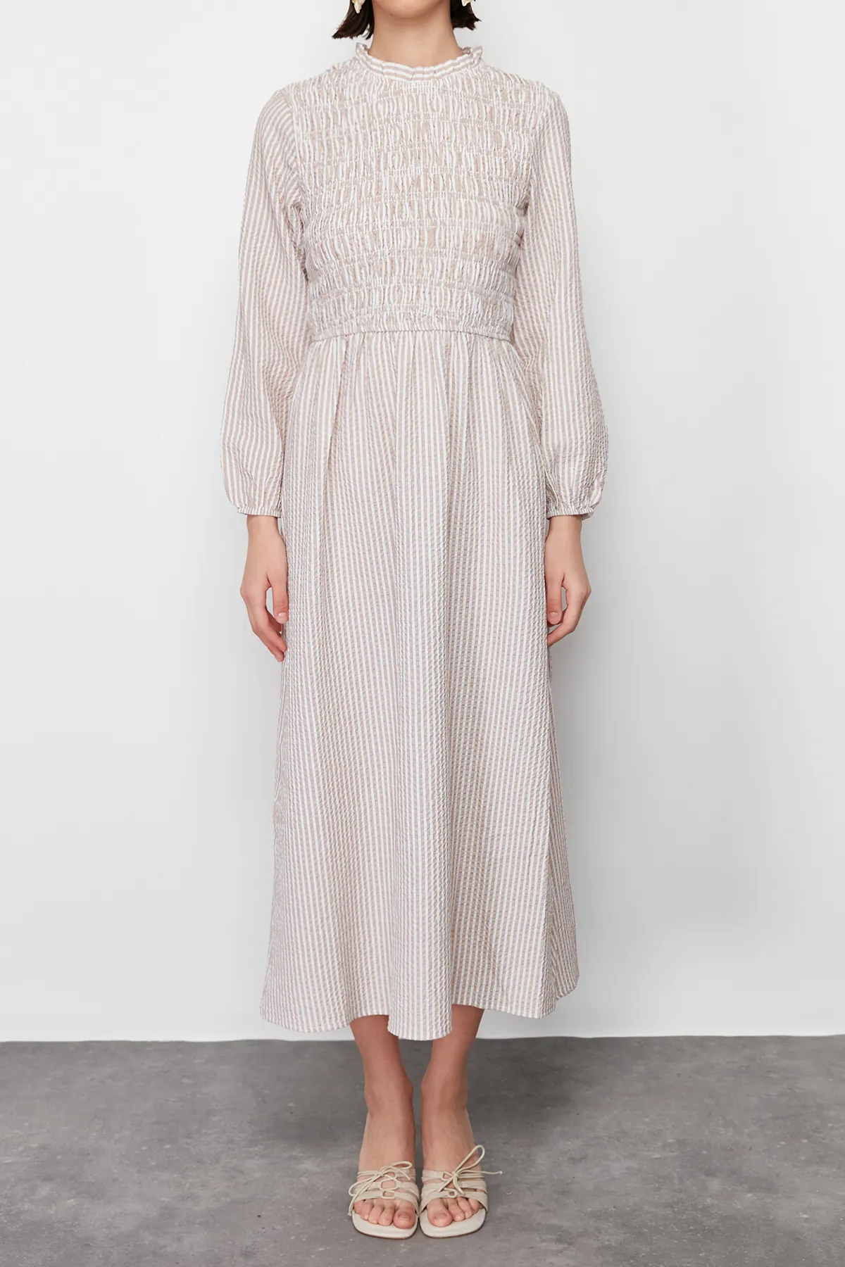 Trendyol Modest  Beige gestreiftes, detailliertes Gipe-Webkleid TCTSS24EB00082