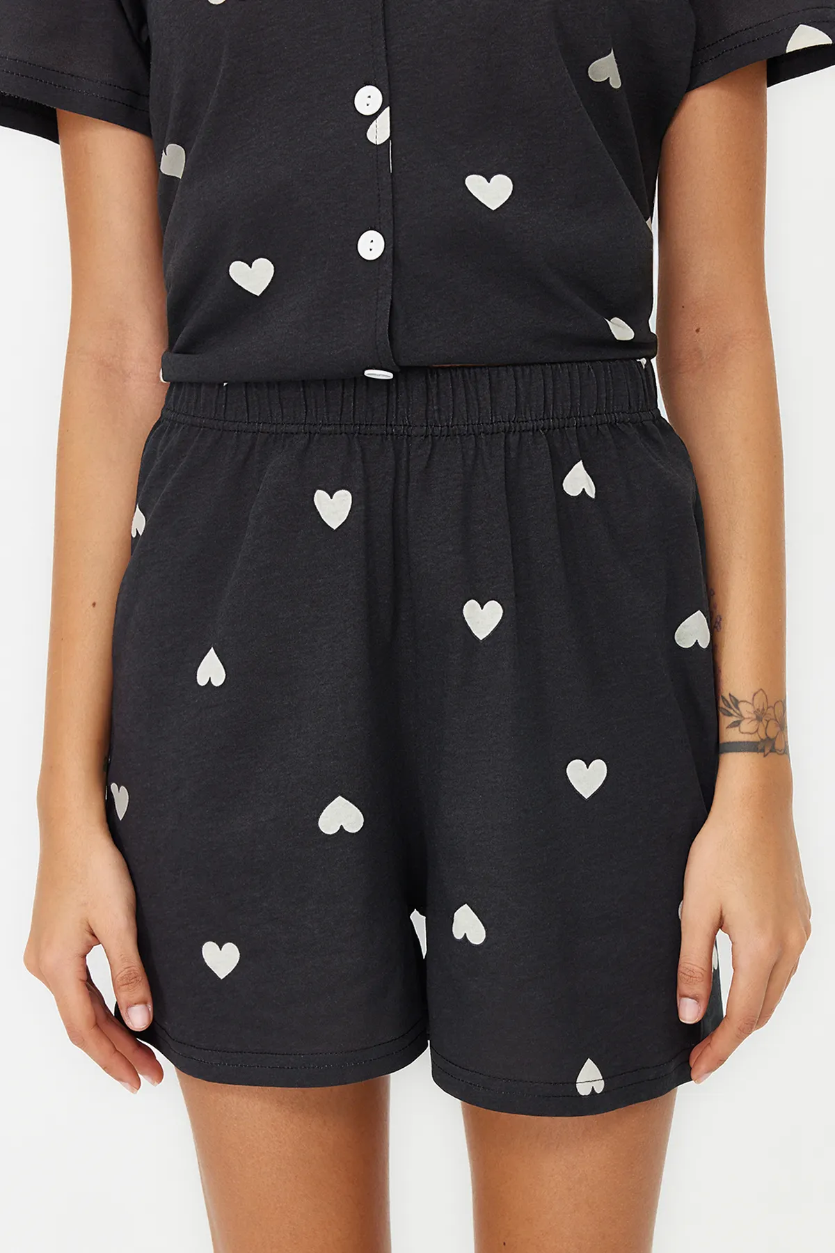 Trendyol Collection  Schwarzes, gestricktes Pyjama-Set mit Hemd und Shorts aus 100 % Baumwolle mit Herzmuster THMSS21PT0756