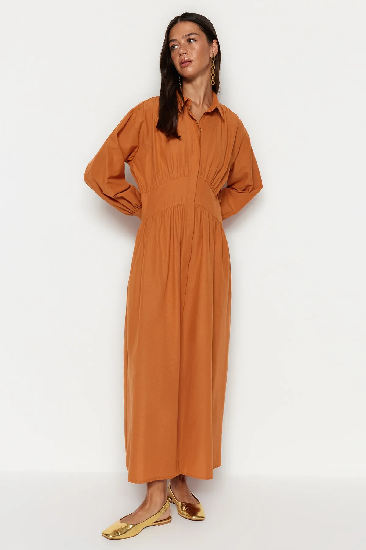 Trendyol Modest  Zimtfarbenes Kleid aus gewebter Baumwolle mit Corsage und halber Knopfleiste TCTSS23EB00355