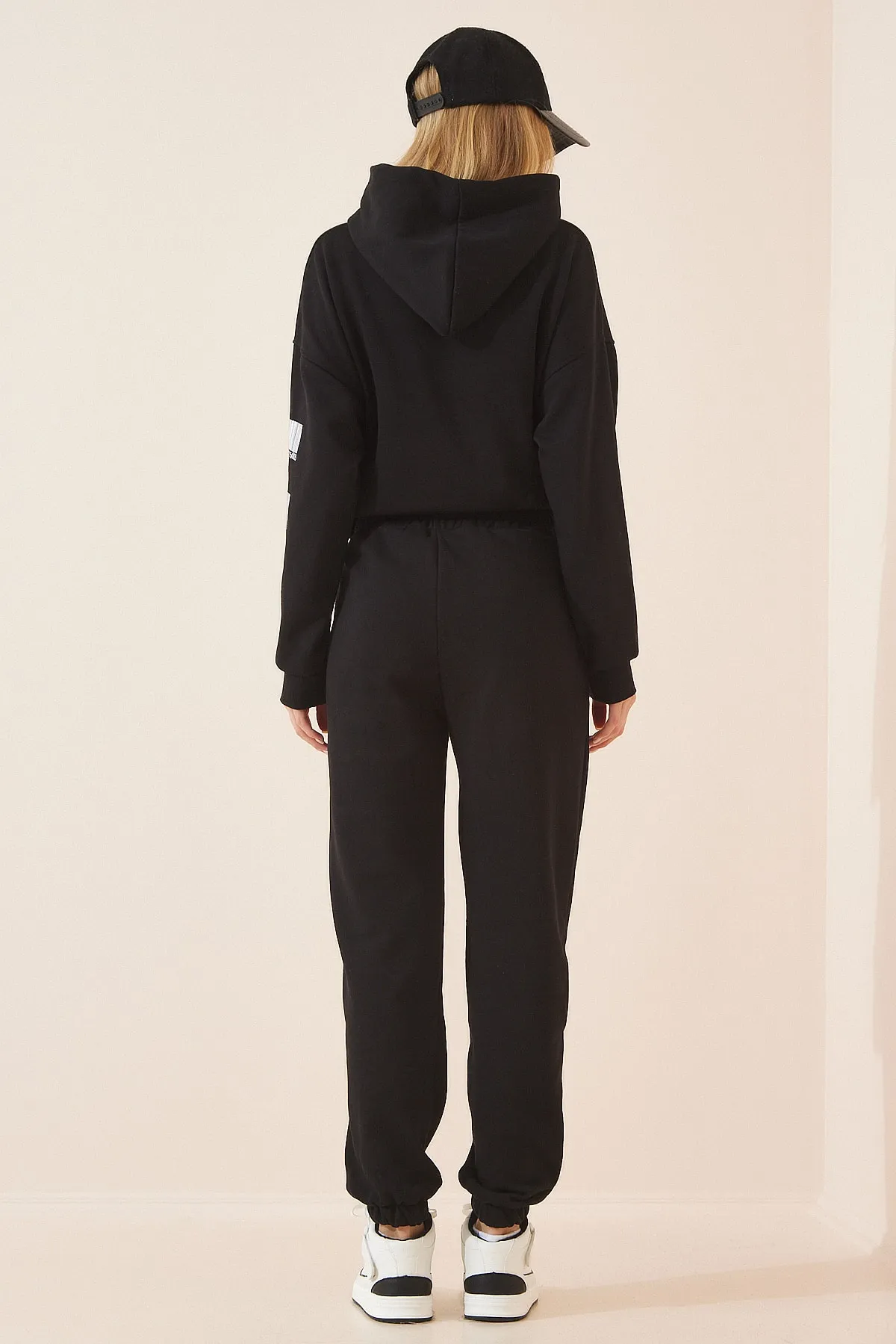 Happiness İstanbul  Schwarzer bedruckter Oversize-Strick-Trainingsanzug mit Kapuze für Damen CR00391