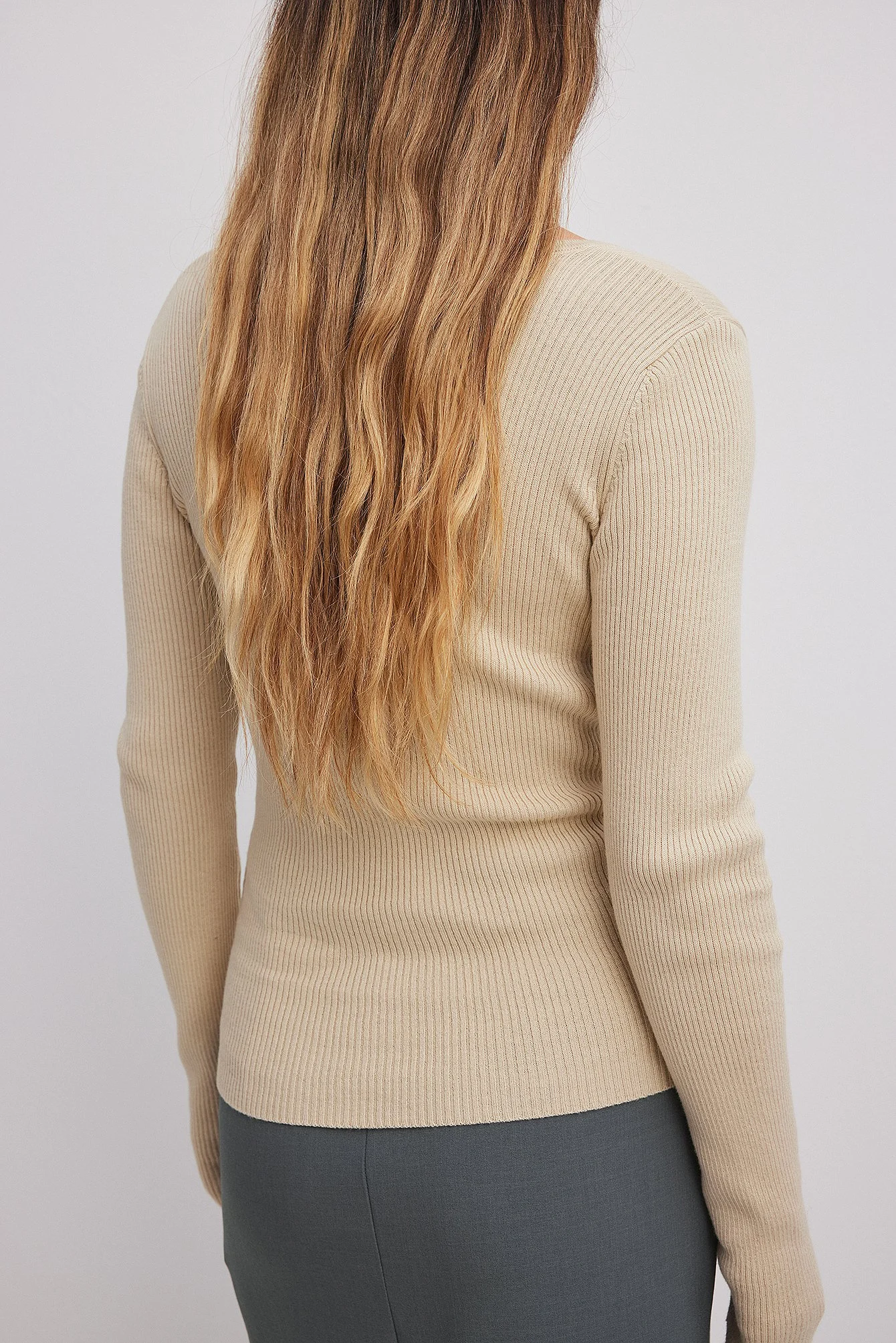 Leichter Ripp-Strickpullover mit V-Detail