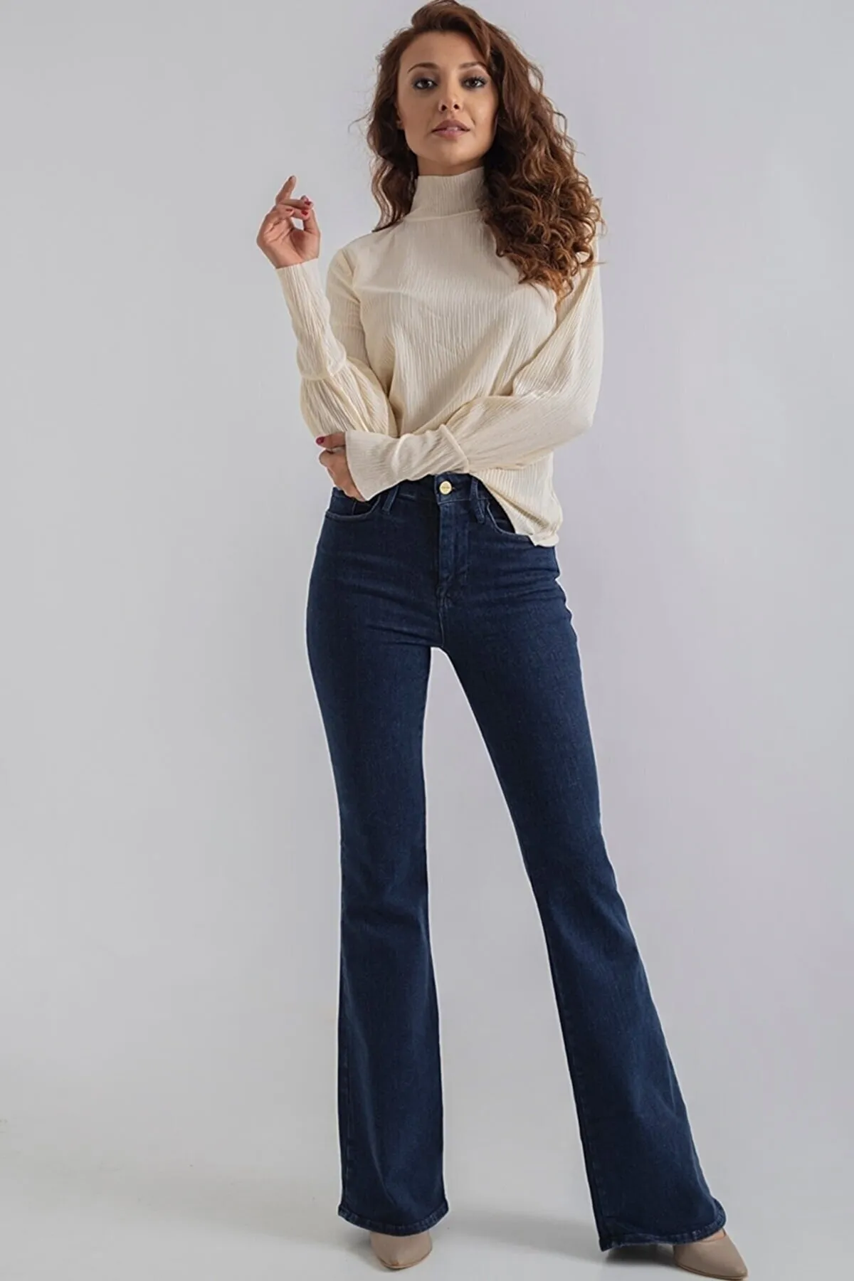 LİMABEL  Jeans mit ausgestelltem Bein. Dunkelblaue Jeans mit ausgestelltem Bein. Jeans mit hoher Taille. Blaue Schlagjeans