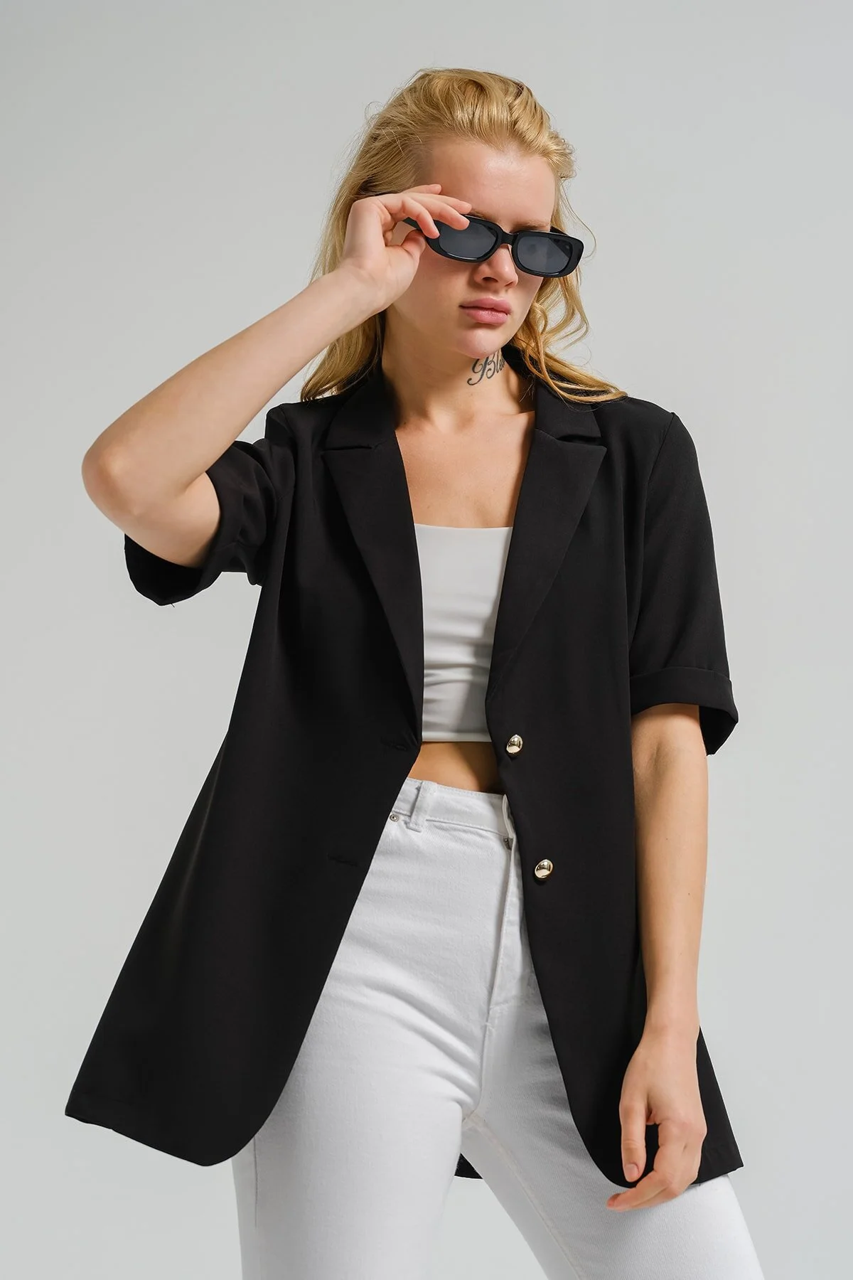 armonika  Schwarze, kurzärmelige Oversize-Jacke mit zwei Knöpfen für Damen ARM-23Y001034