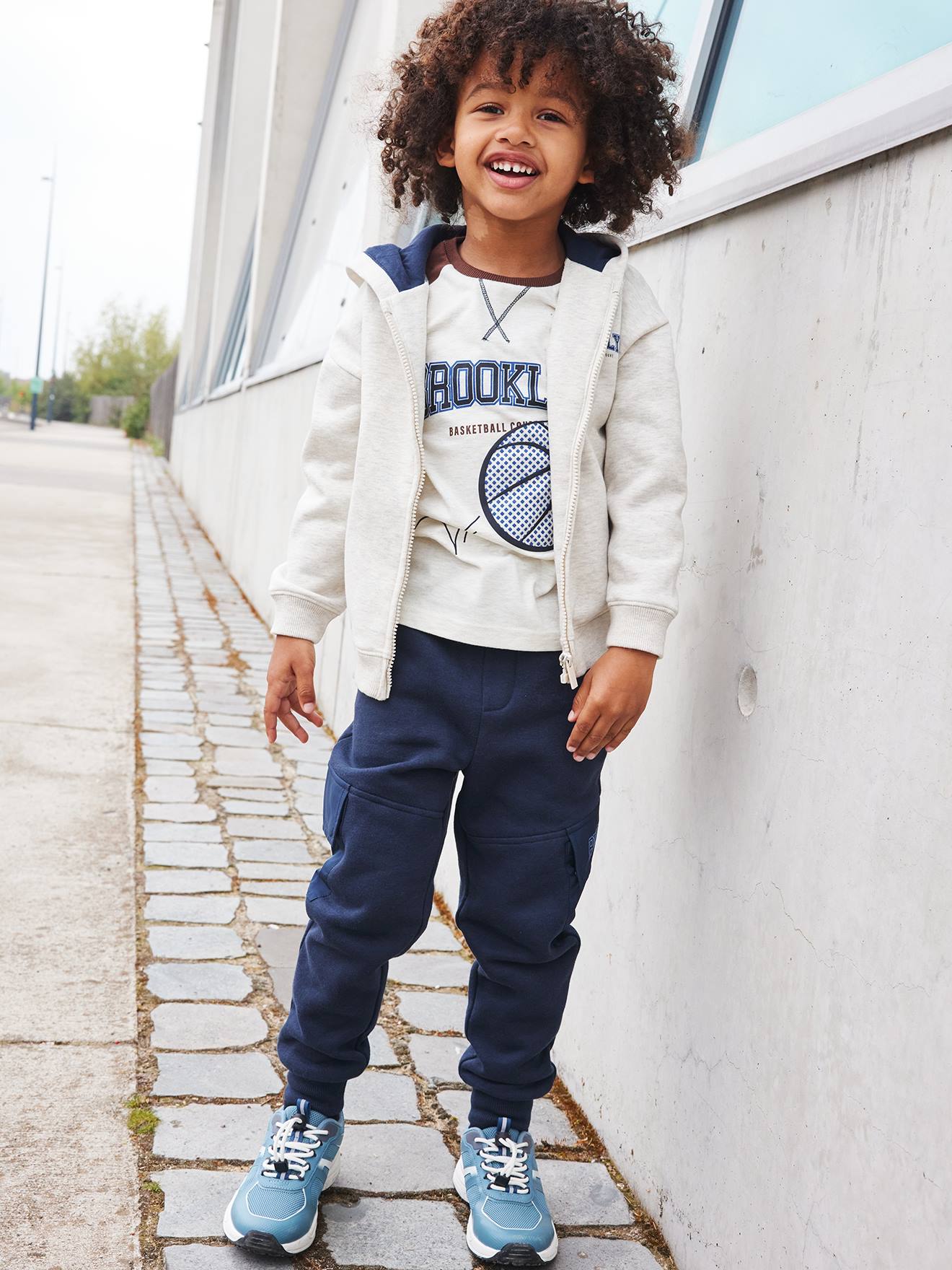 Sweat à capuche zippé épuré garçon. beige chiné