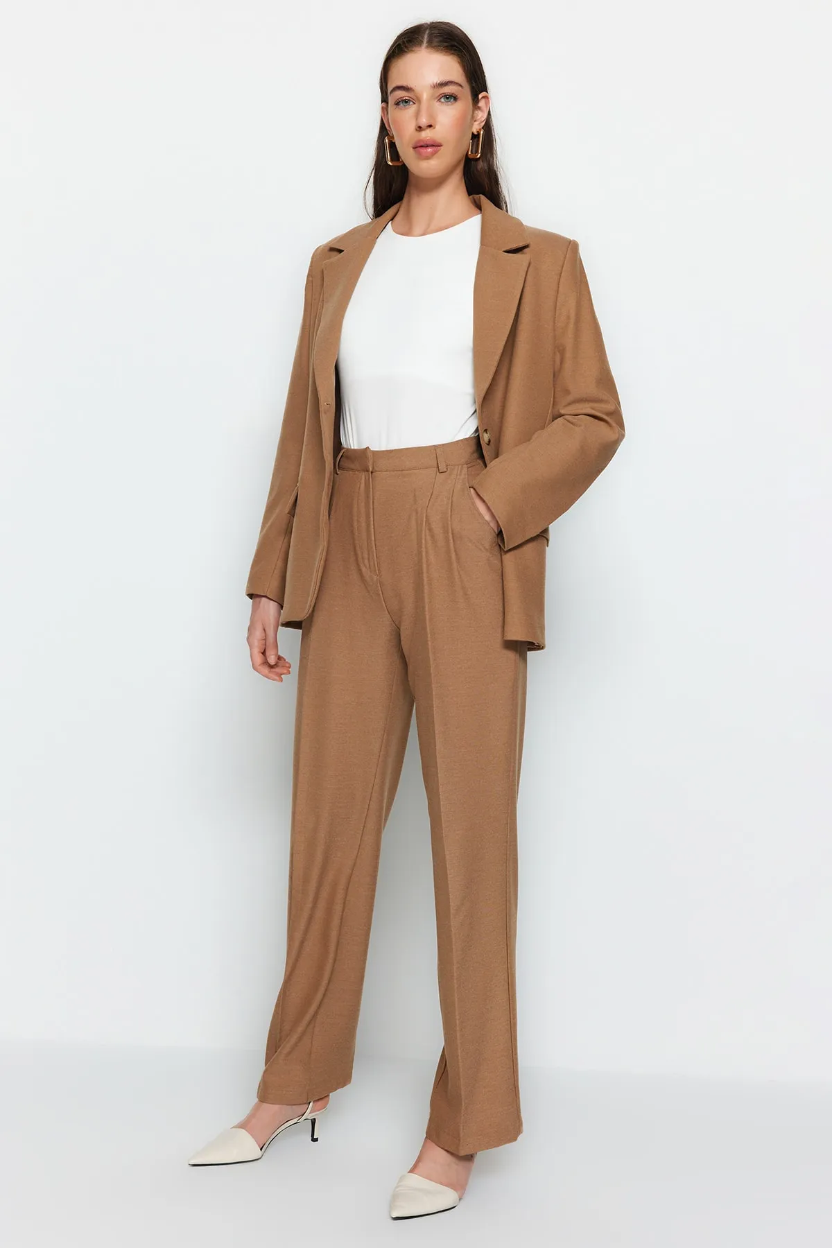 Trendyol Collection  Braune, gerade geschnittene, plissierte Webhose in limitierter Auflage TWOAW23PL00401