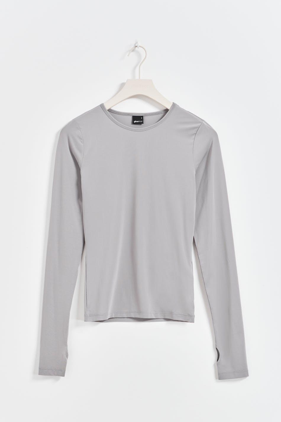 Thumb hole detail top
