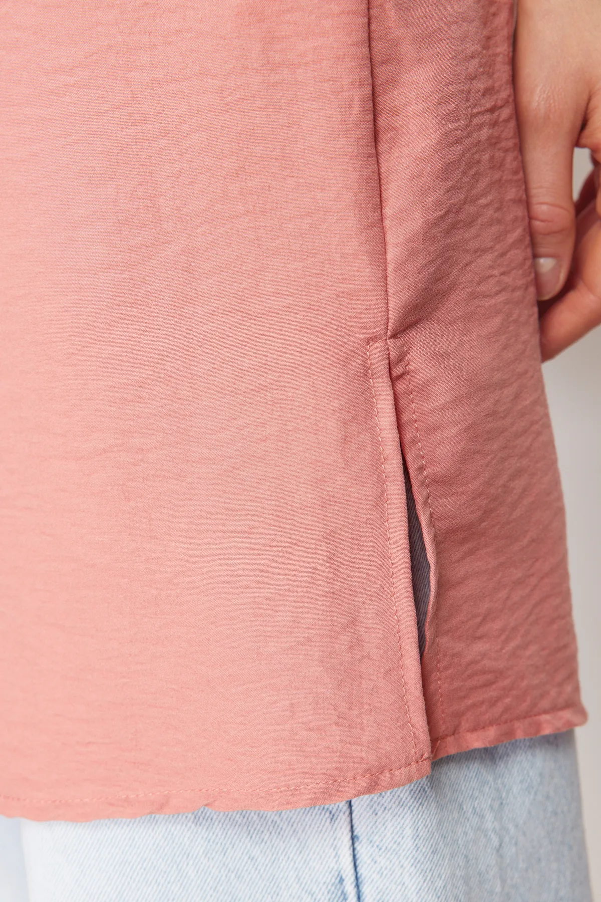 Trendyol Modest  Zimtfarbenes, mittellanges, gewebtes Aerobin-Hemd mit seitlichem Schlitz TCTSS22GO0104
