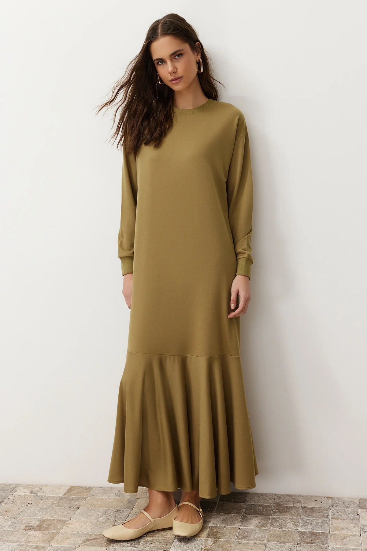 Trendyol Modest  Khakifarbenes Strickkleid mit Rundhalsrock und Volant TCTSS22EB0219
