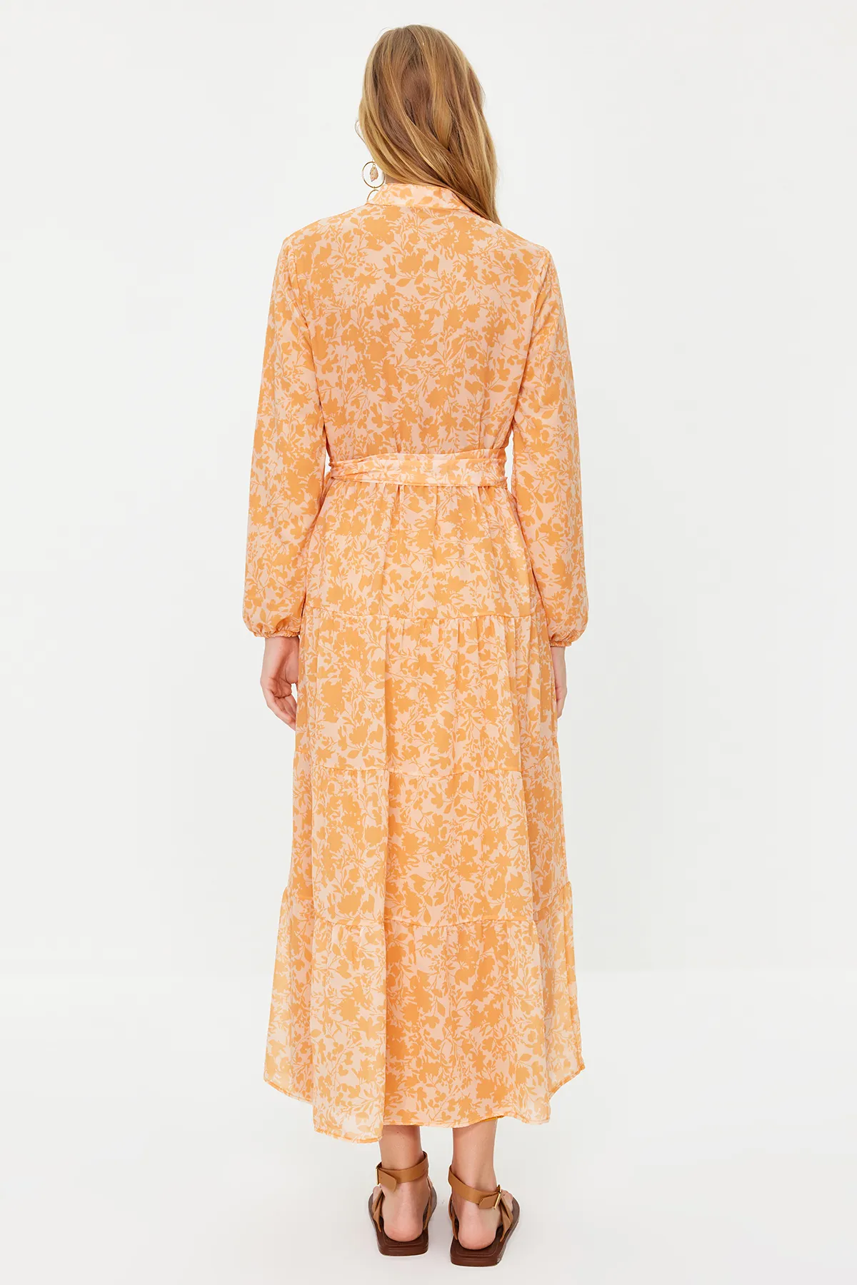 Trendyol Modest  Hellorange gemustertes Chiffon-Webkleid mit hohem Kragen und gefüttertem Gürtel TCTSS21EL3346