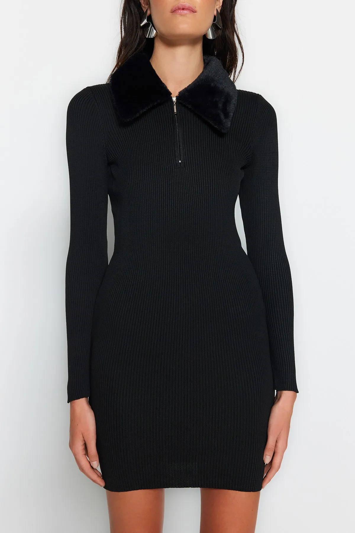 Trendyol Collection  Schwarzes Mini-Strickkleid mit Kunstfelldetails TWOAW24EL00022