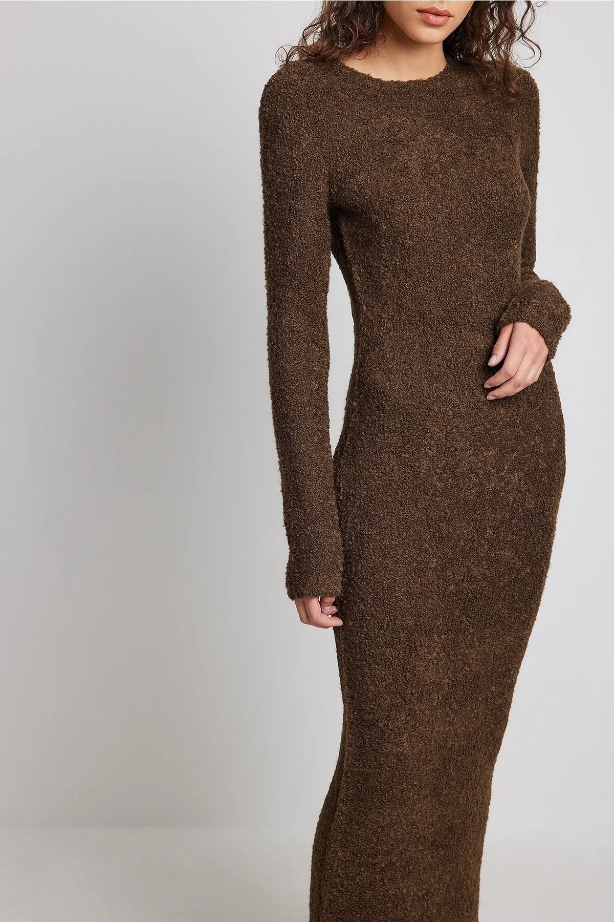 NA-KD  Gestricktes Maxikleid aus Wollmischung mit offenem Rücken.