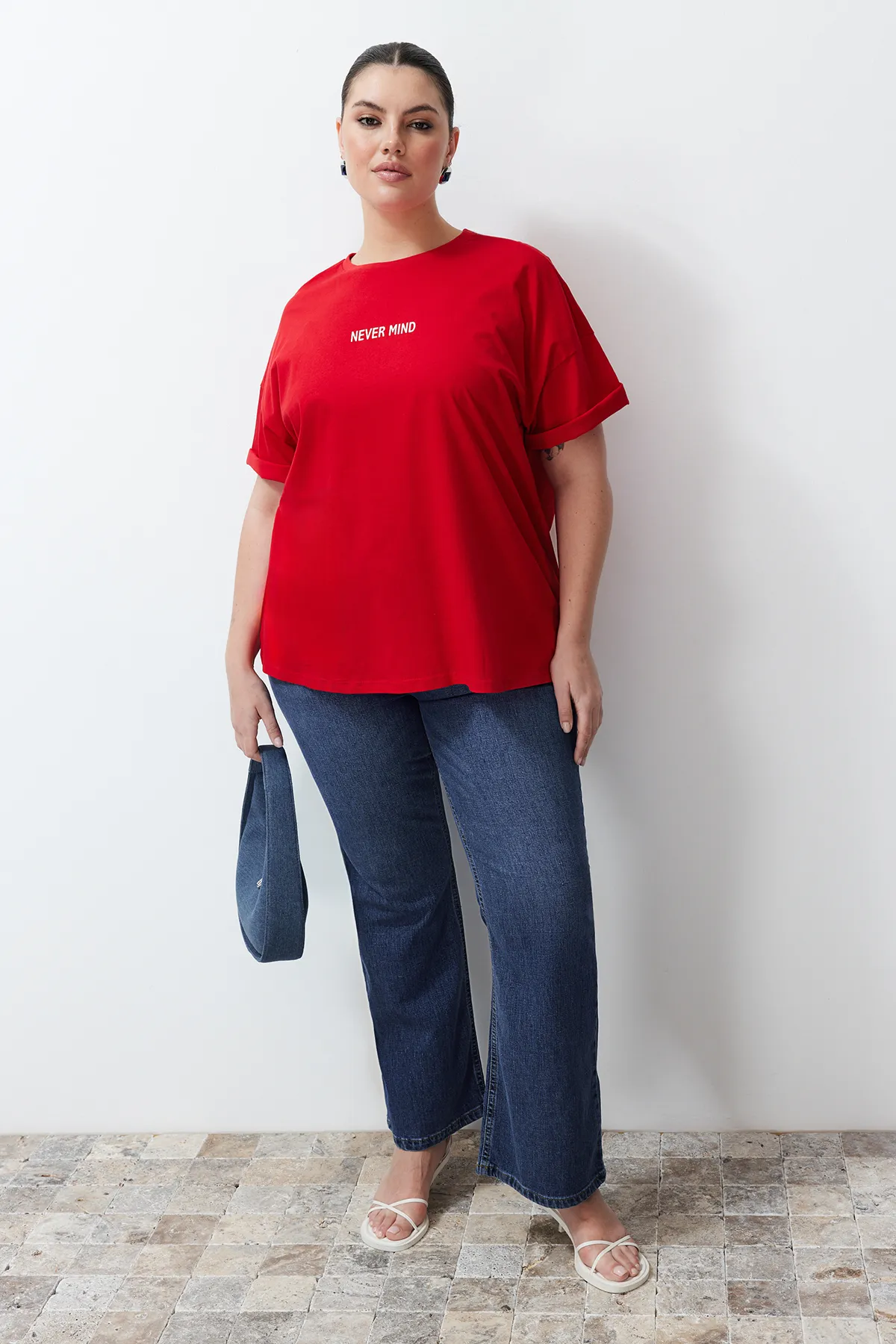 Trendyol Curve  Rotes Oversize-Strick-T-Shirt mit Slogan-Print TBBSS24BF00018