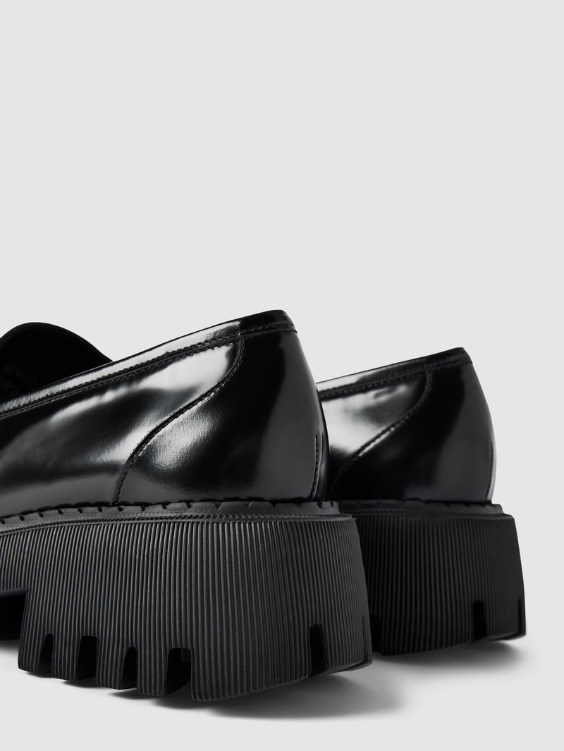 Penny Loafer mit flachem Absatz in schwarz