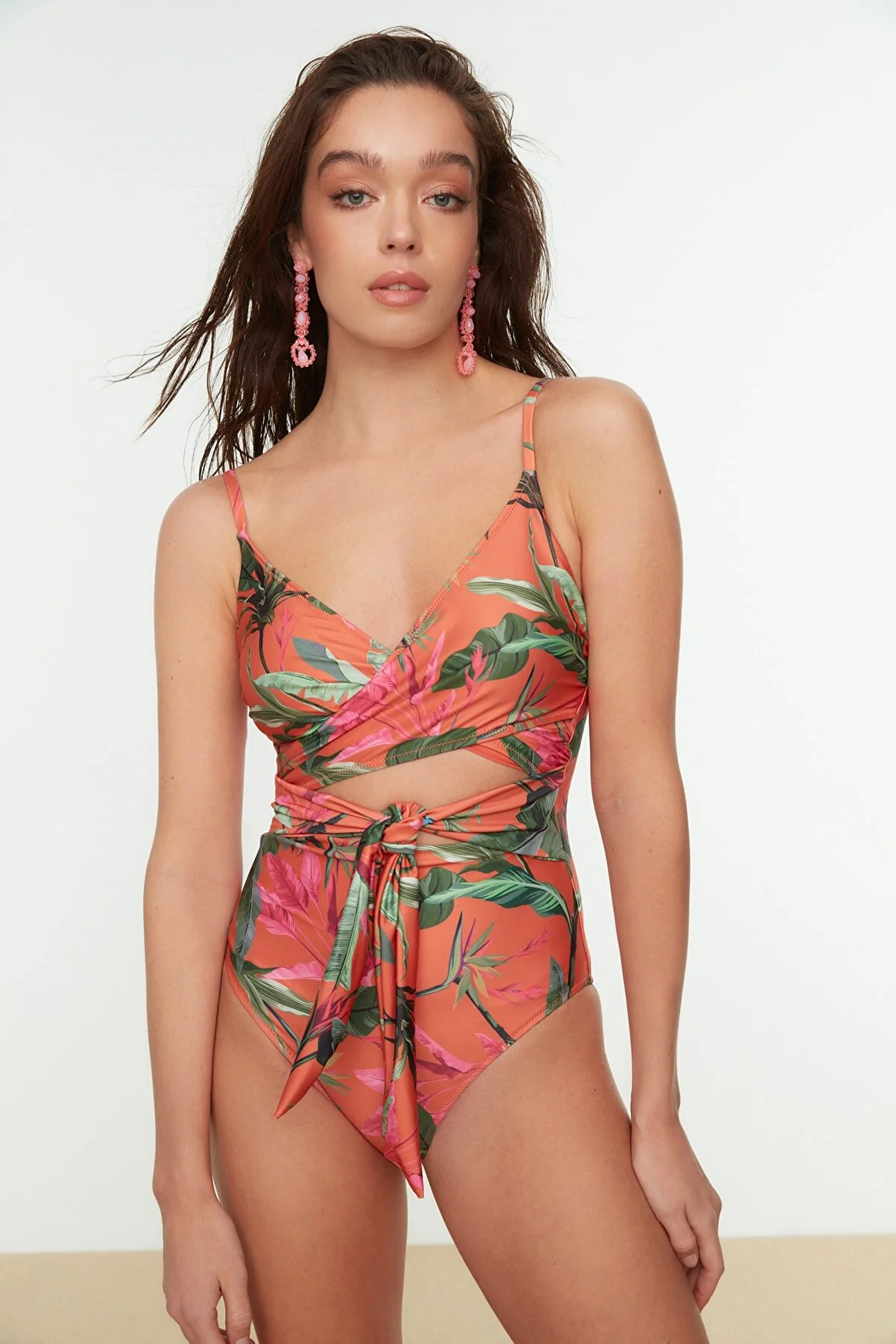 Trendyol Collection  Zweireihiger, gebundener, normaler Badeanzug mit Blumenmuster TBESS20MA0031