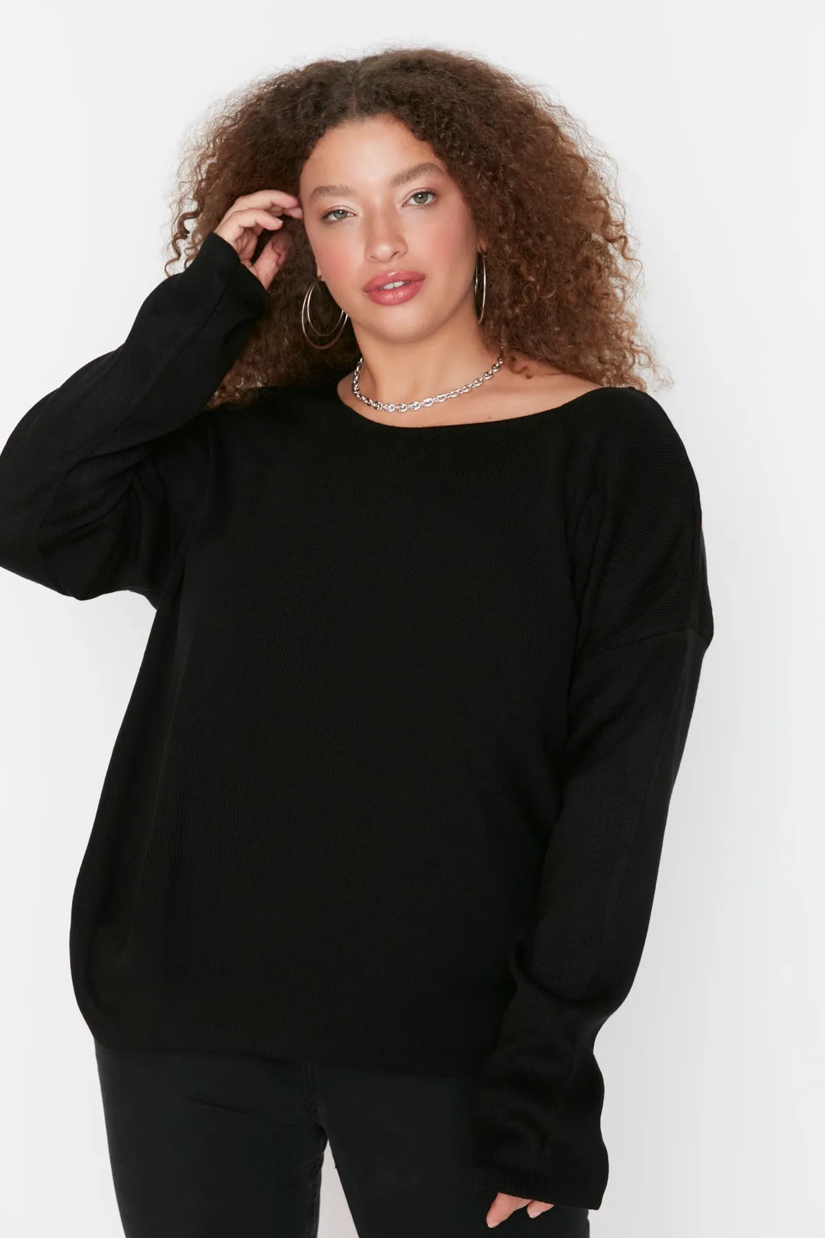 Trendyol Curve  Schwarzer Strickpullover mit Kreuzbanddetail auf der Rückseite