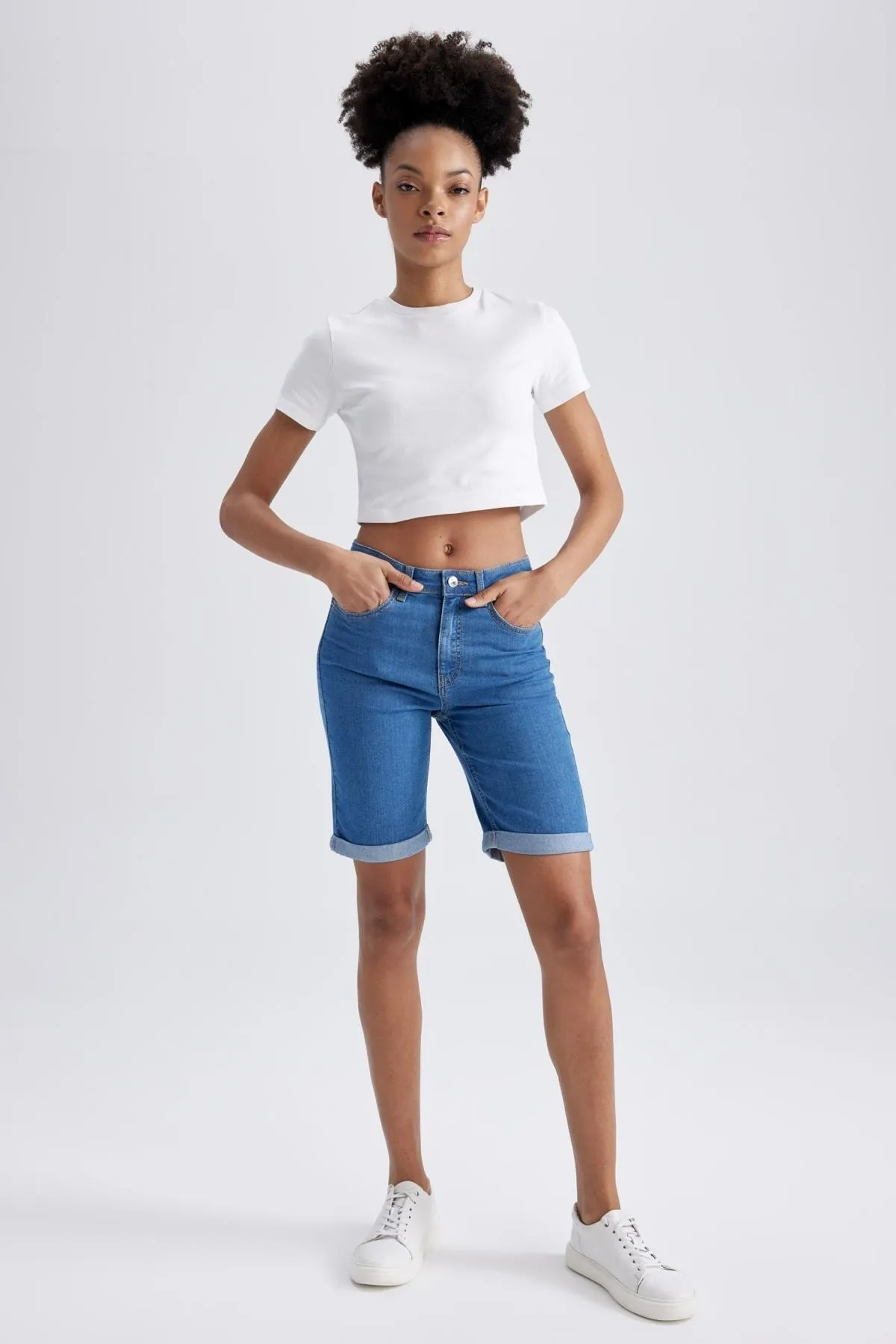 DeFacto  Jeans-Bermuda mit umgeschlagenem Bein und normaler Taille A1958ax23sm