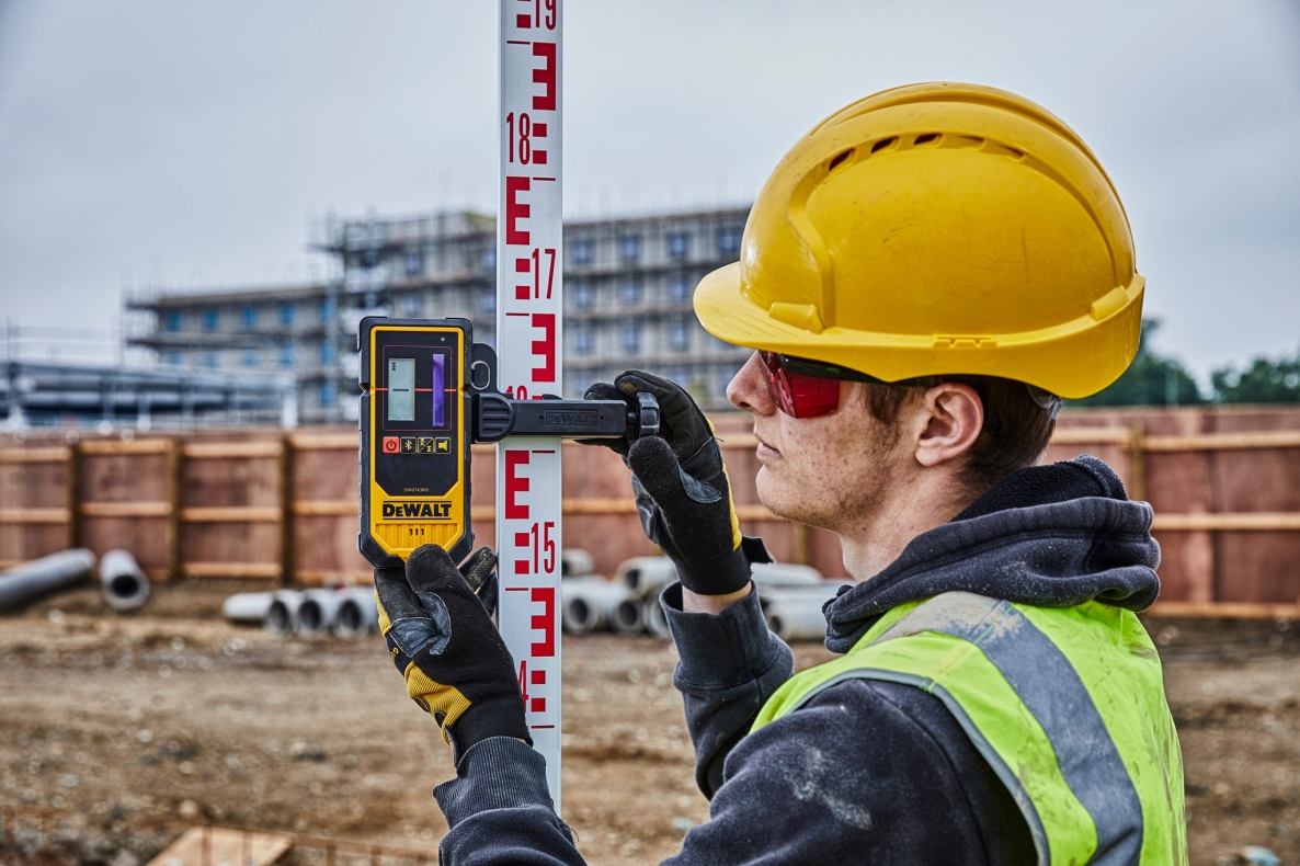 „DeWalt DCE080D1RS-QW“ rotacinis lazerinis nivelyras, raudonas, 18 voltų, 2,0 Ah ličio jonų akumuliatorius su „Bluetooth“