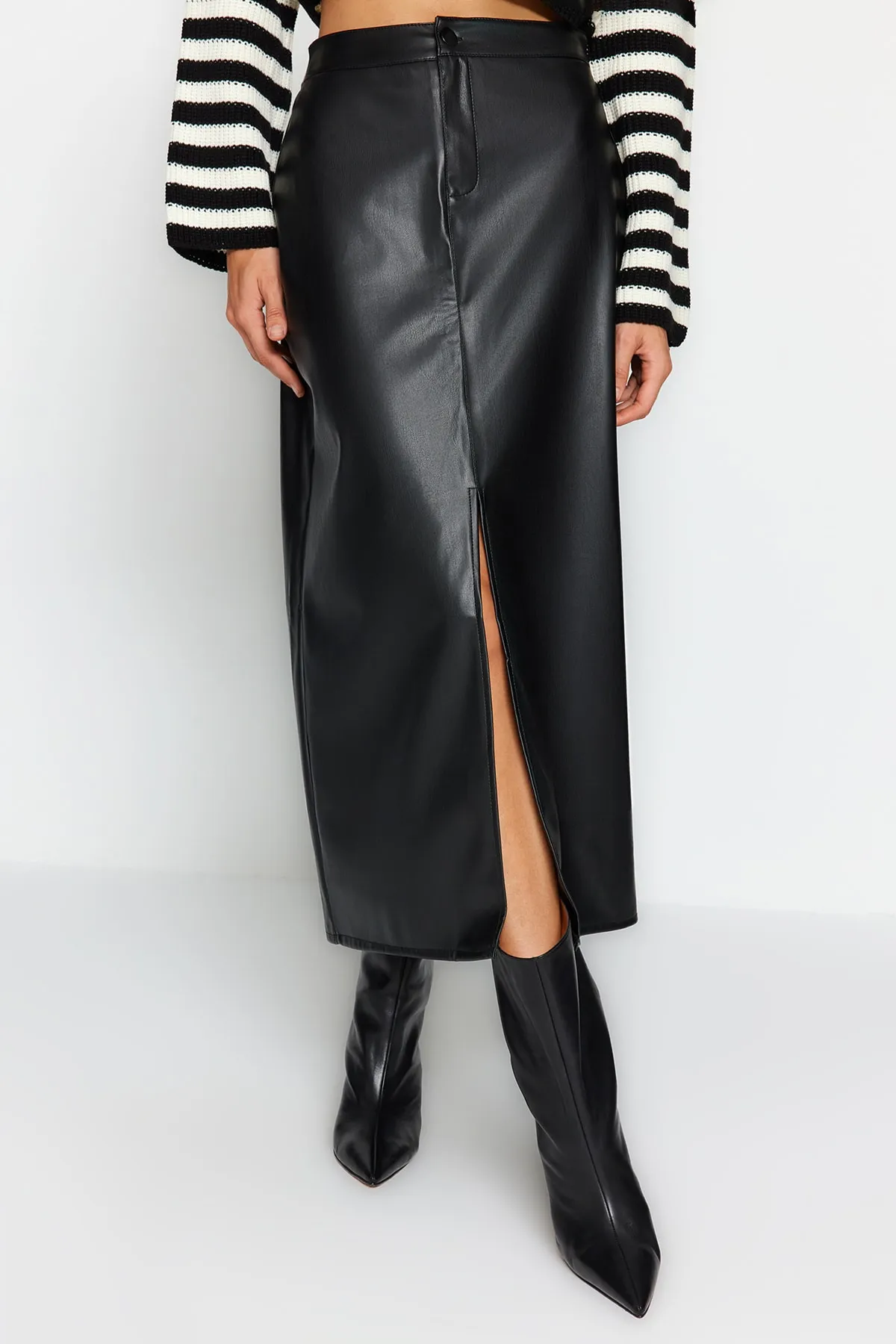 Trendyol Collection  Schwarzer Schlitz Kunstleder High Waist Maxi Strickrock TWOAW24ET00198