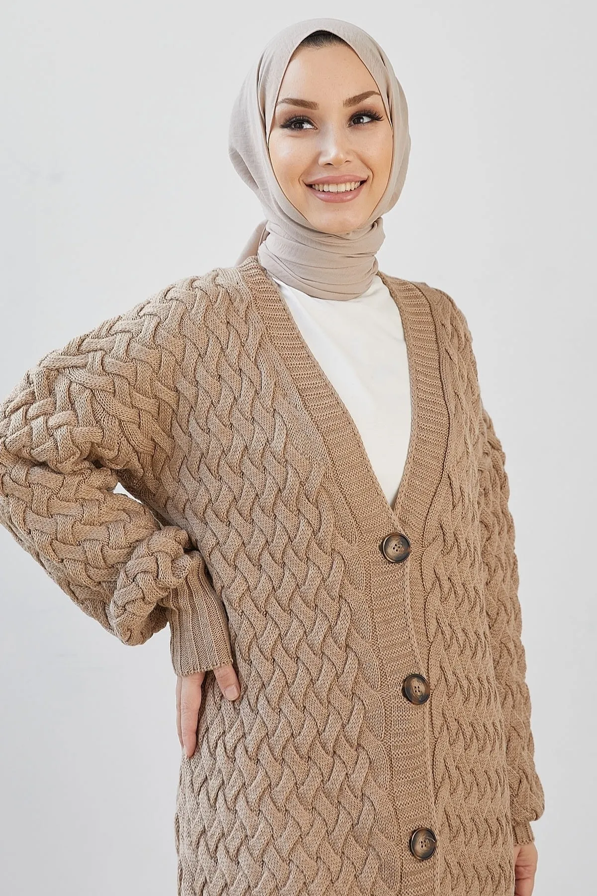 InStyle  Langer, geknöpfter Strick-Cardigan von Arene – Kamel