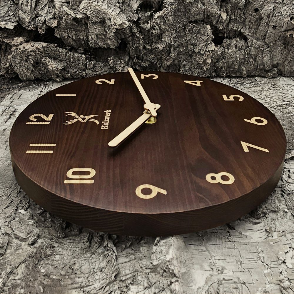 Holzwerk Wanduhr WINTERBERG aus robustem Holz in dunkelbraun, braun