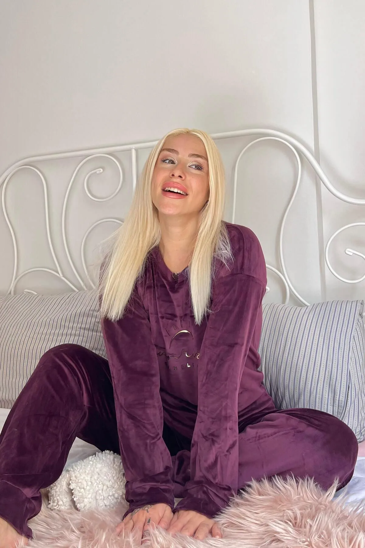 Pijamaevi  Plum Sunshine gemustertes, exklusives Damen-Pyjama-Set aus Samt