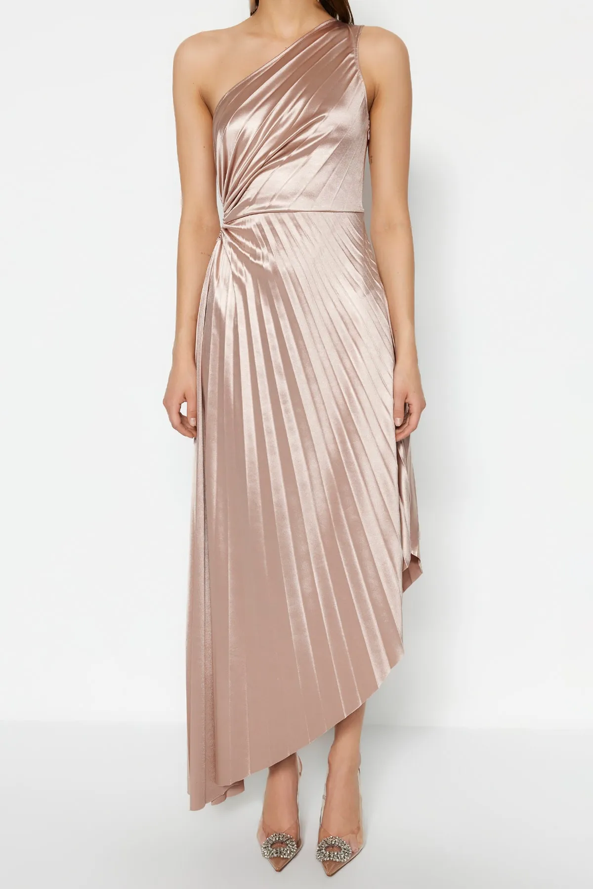 Trendyol Collection  Beigefarbenes asymmetrisches Strick-Abendkleid aus Satin mit Faltendetails Abendkleid/TPRSS23EL00557