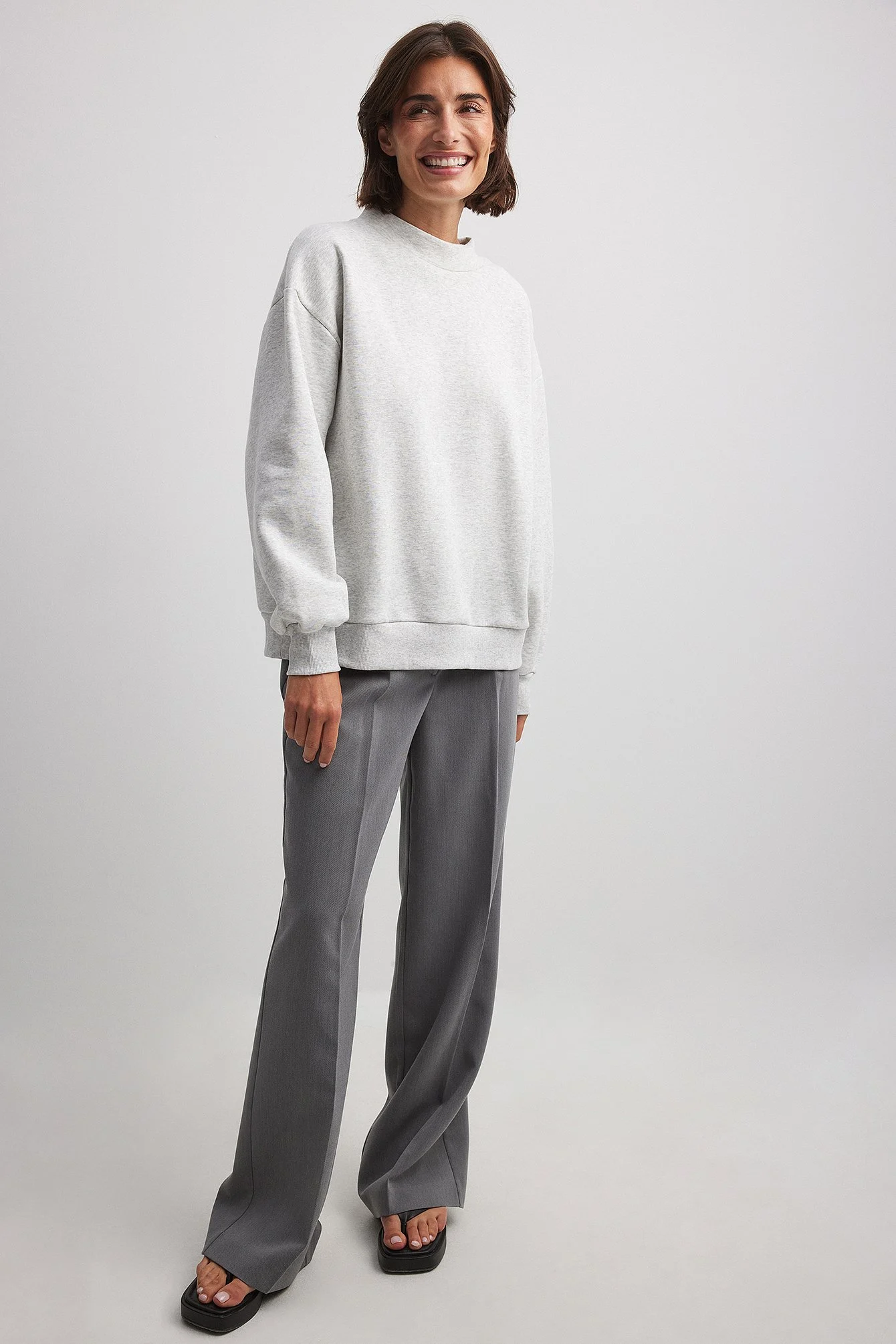 Hochgeschnittener Pullover mit Detail
