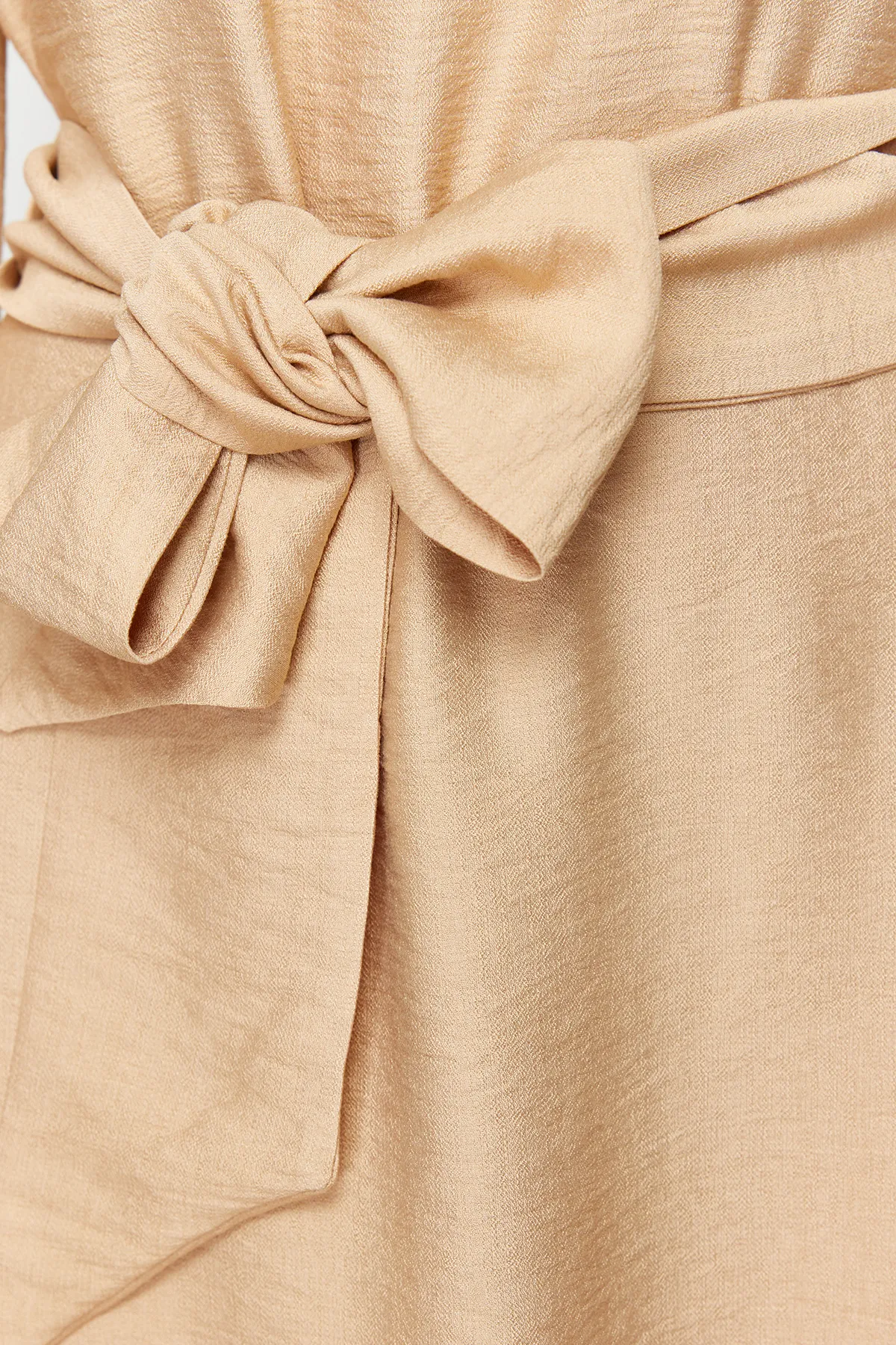 Trendyol Modest  Hellbraunes Kleid in Leinenoptik mit breitem Gürtel, Reißverschluss und Manschetten TCTSS23EB00219