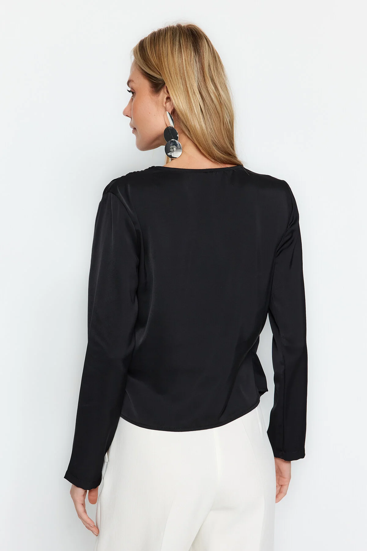 Trendyol Collection  Schwarze zweireihige Satin-Webbluse TWOAW24BZ00423