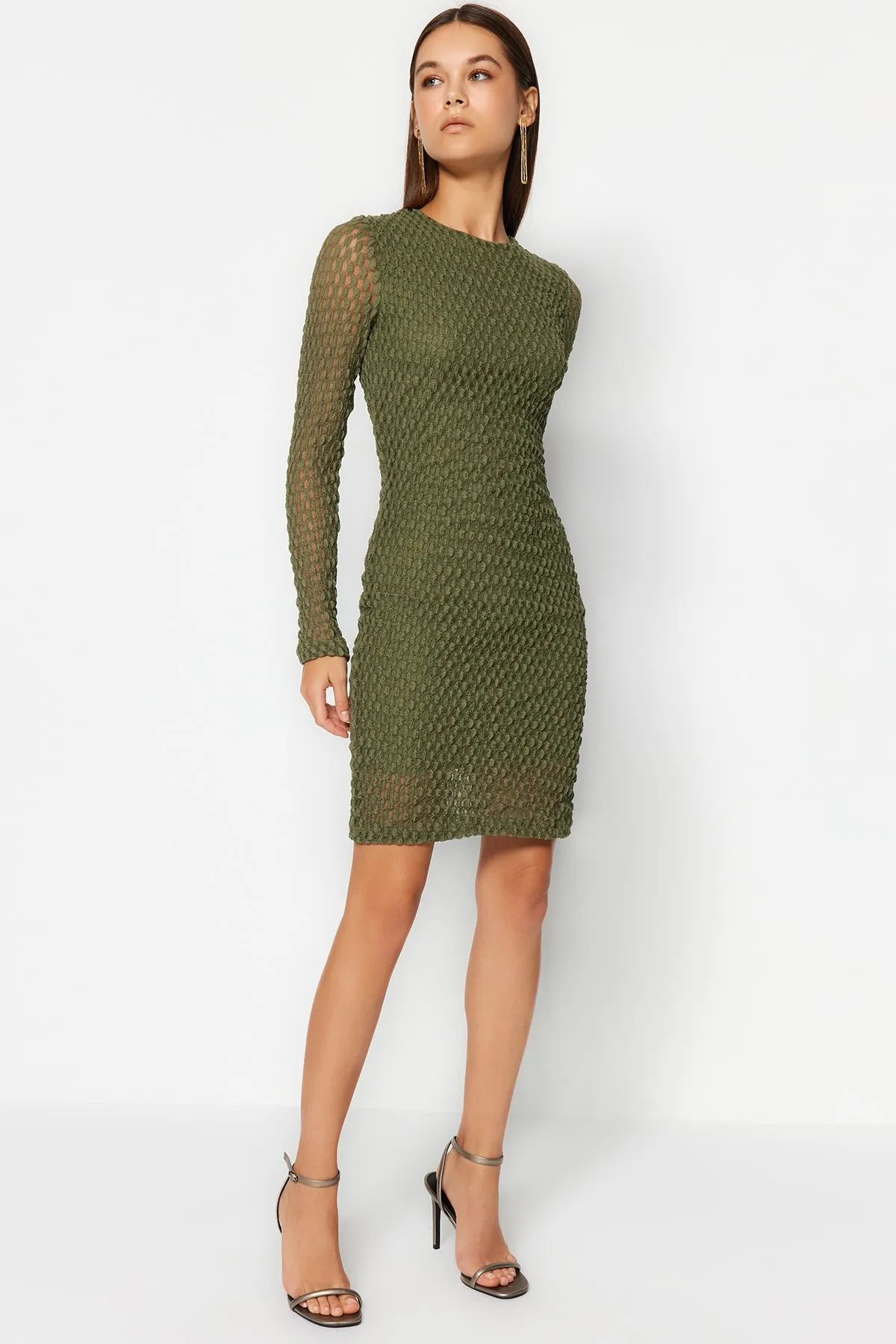 Trendyol Collection  Khakifarbenes, strukturiertes Mini-Strickkleid mit Bindedetail am Rücken und langen Ärmeln, gefüttert TWOAW24EL00216