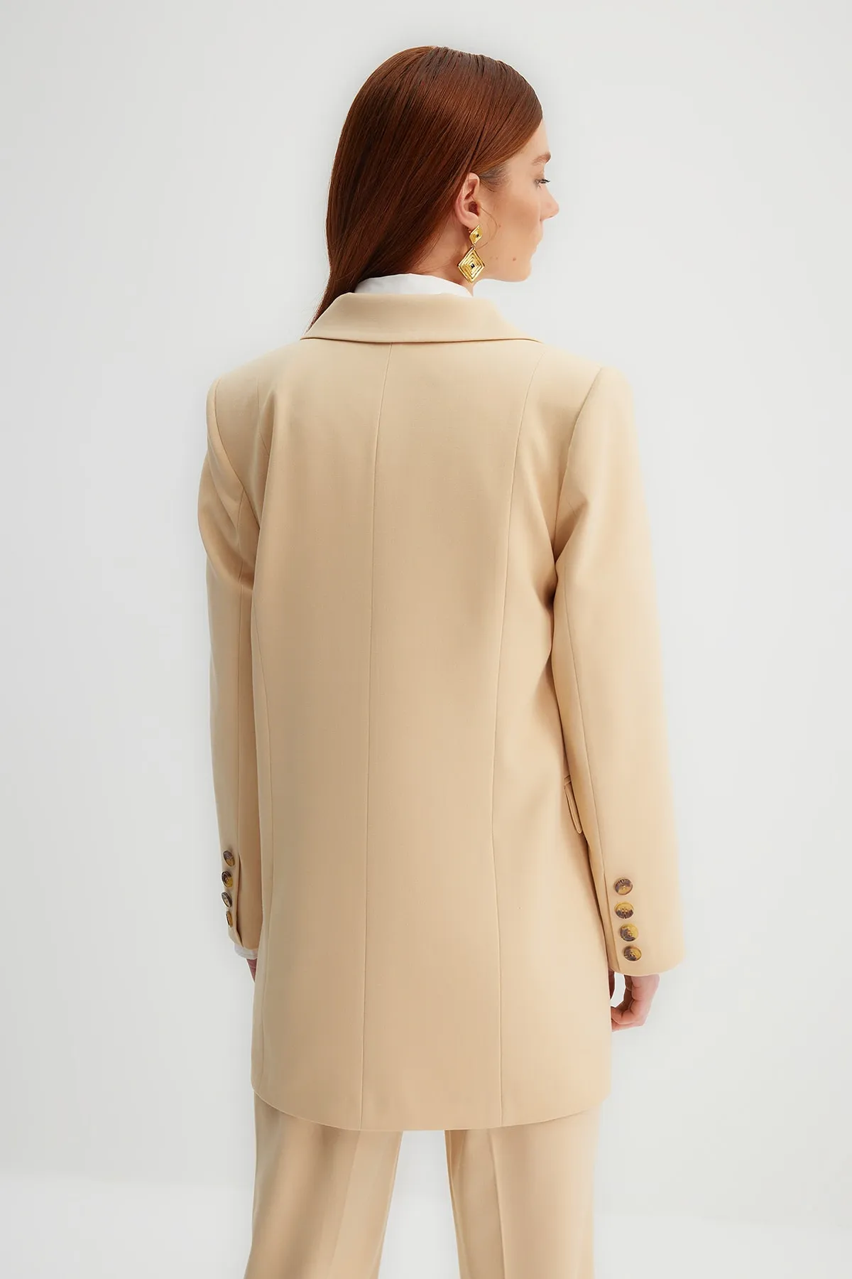 Trendyol Modest  X Kevser Sarıoğlu Beige gewebte Jacke mit Faltdetail TCLSS23CK00003