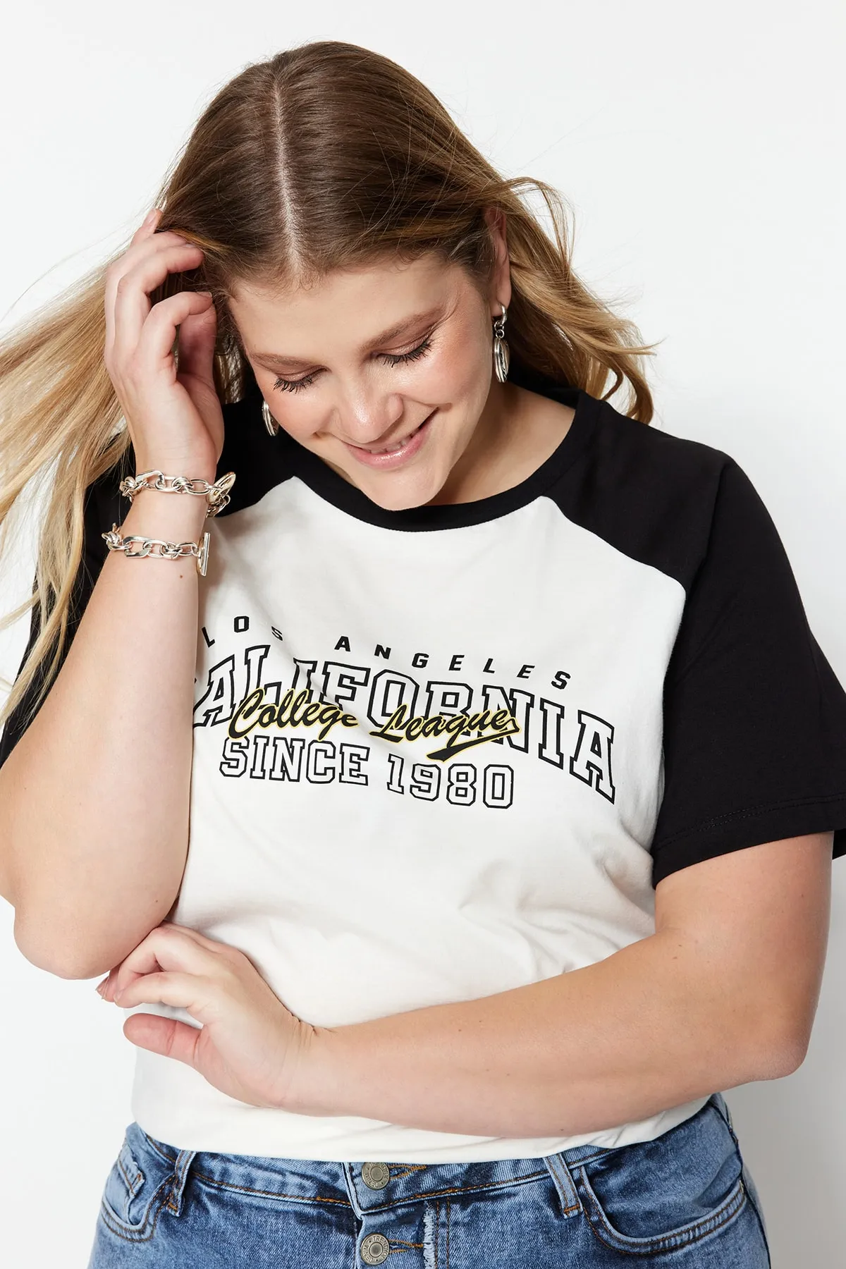 Trendyol Curve  Ecrufarbenes, bedrucktes Strick-T-Shirt TBBSS23BF00014