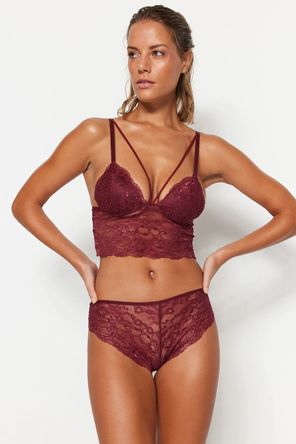 Trendyol Collection  Gestricktes Dessous-Set mit bordeauxroter Spitze und Paspelierung THMSS23CC00001
