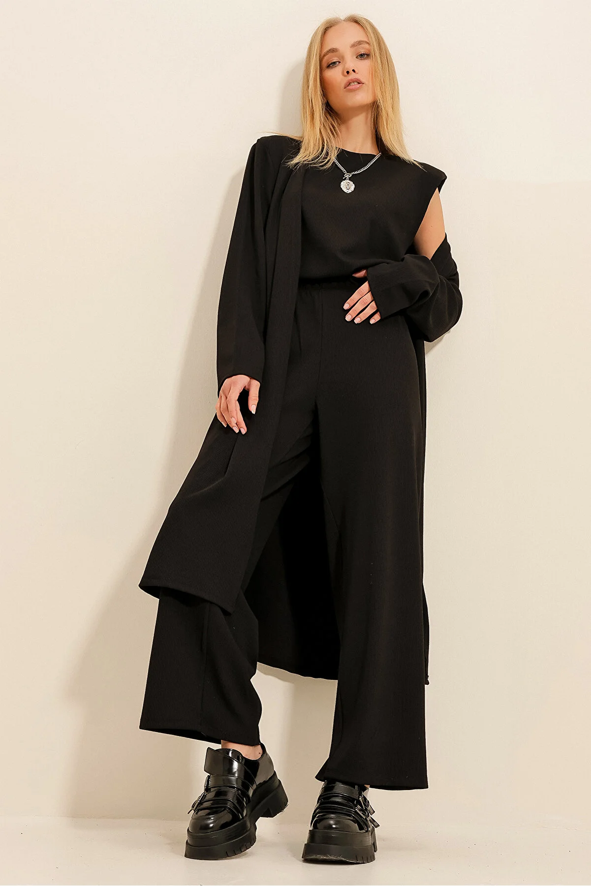Trend Alaçatı Stili  Schwarzer Damen-Anzug aus Bluse, Hose und Strickjacke mit gepolsterten Schultern und Rundhalsausschnitt, ALC-X4710