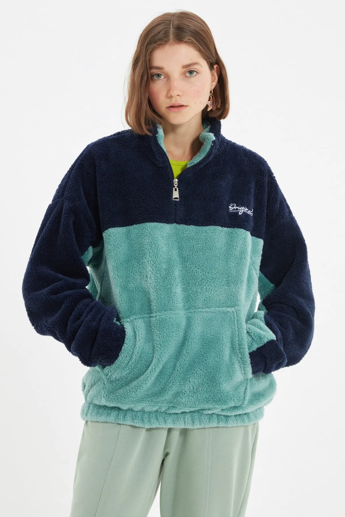Trendyol Collection  Blaues Unisex-Sweatshirt in Übergröße/Weitschnitt, Farbblock, minimale Stickerei, warmes Plüsch-Sweatshirt TMNAW22SW1477