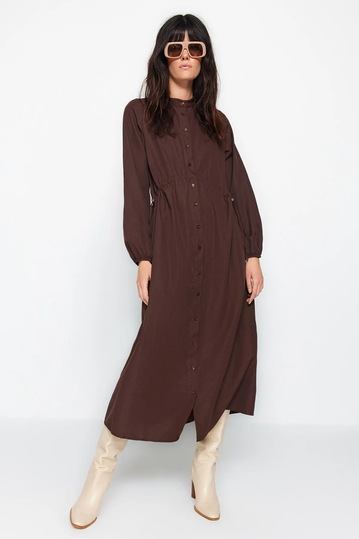 Trendyol Modest  Braunes gewebtes Baumwollkleid mit verstellbaren Taillenstoppern TCTAW24EB00068