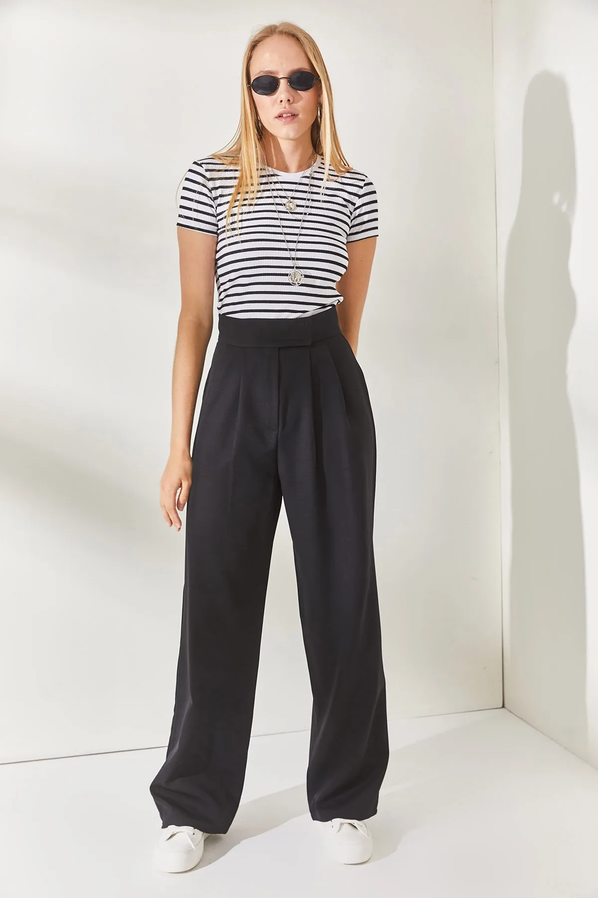 Olalook  Schwarze, plissierte Palazzo-Hose mit Klettverschluss am Bund PNT-19000222