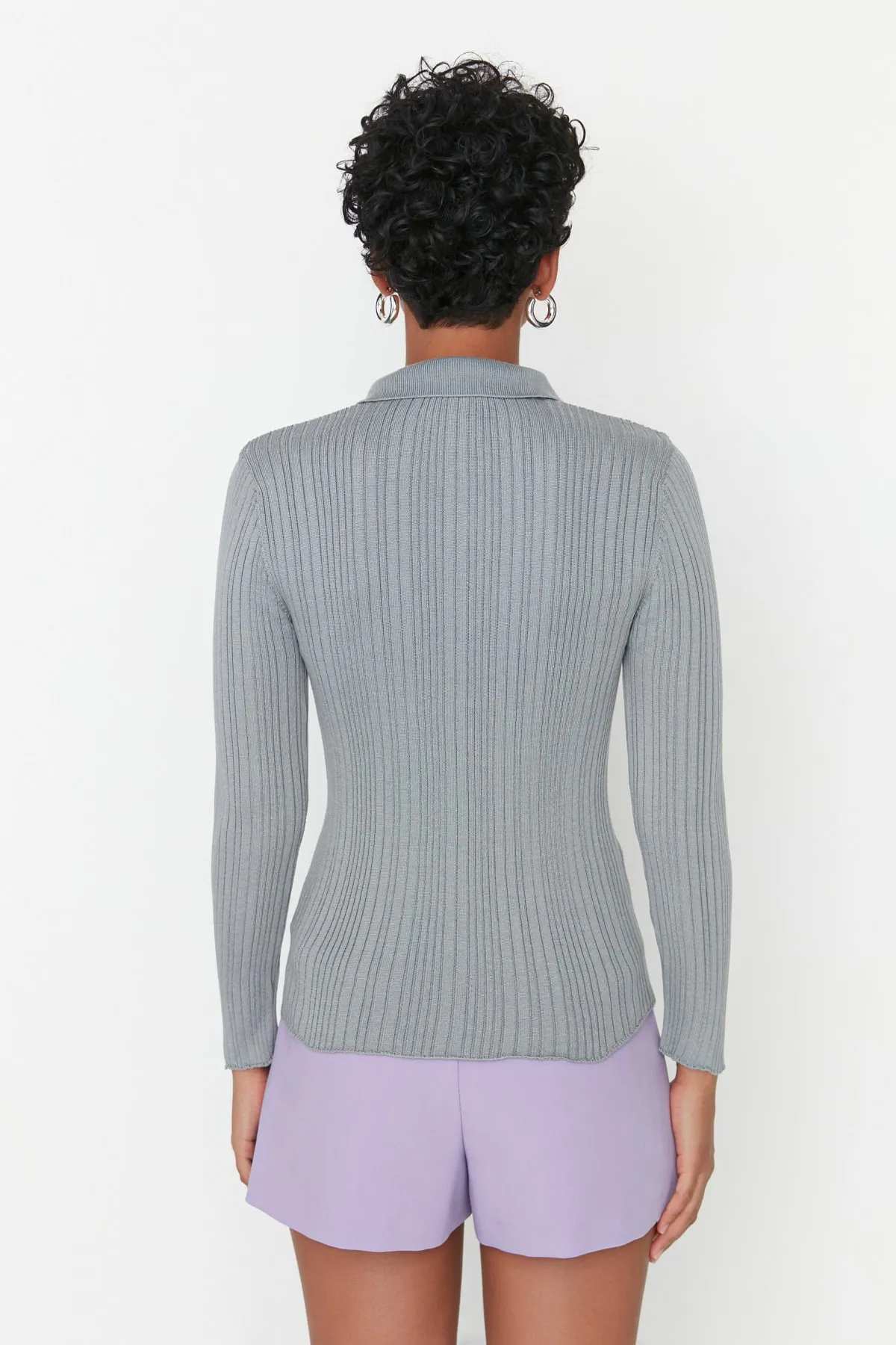 Trendyol Collection  Grauer gerippter Strickpullover mit Polokragen TWOAW21KZ0773