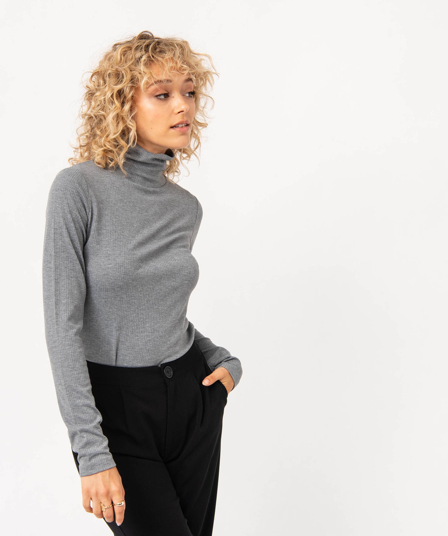 Tee-shirt à manches longues et col roulé en maille ctelée femme