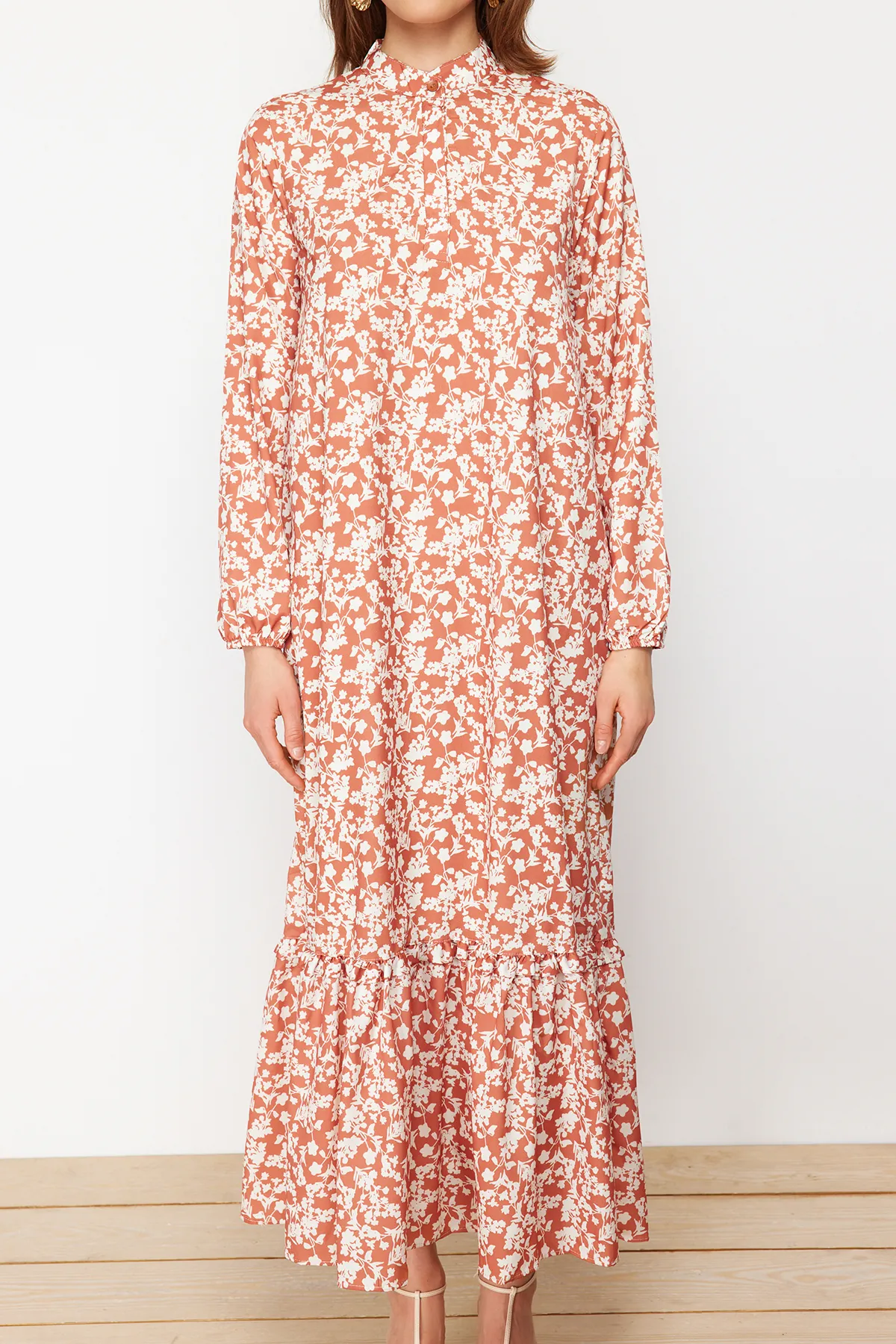 Trendyol Modest  Gewebtes Kleid mit Kachel-Blumendruck, halber Knopfleiste am Saum und Rüschenbesatz, gefüttert TCTSS21EL3353