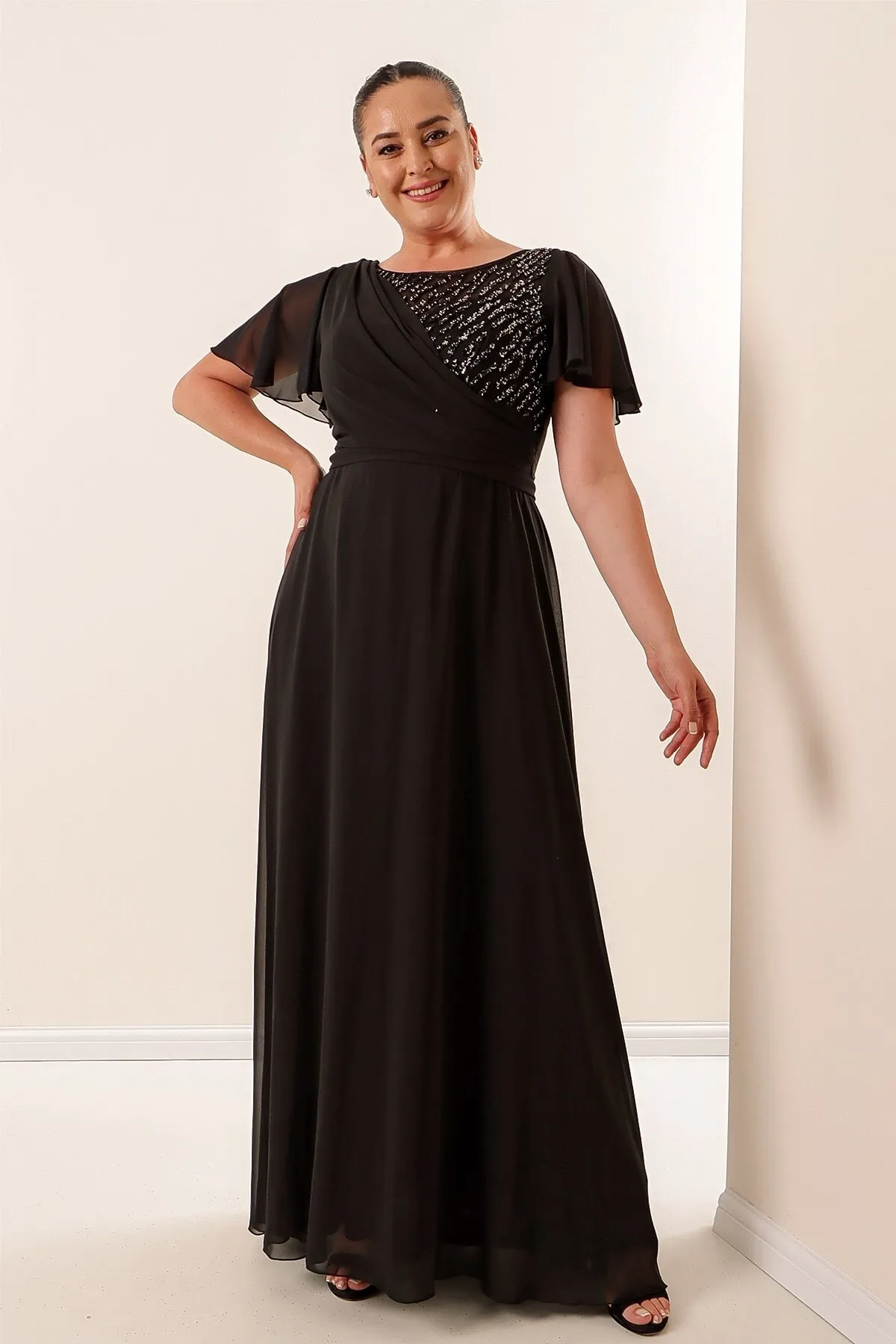 By Saygı  Langes Plus Size Chiffonkleid mit perlenbesticktem Futter auf der Vorderseite Weite Größenabstände Pflaume