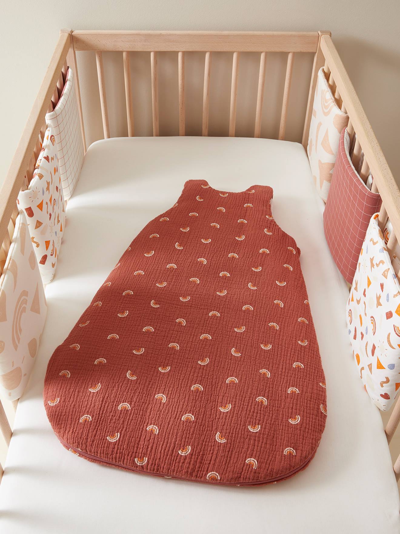 Vertbaudet Bio-Kollektion: Ärmelloser Baby Schlafsack HAPPY SKY personalisierbar - ziegel bedruckt regenbogen