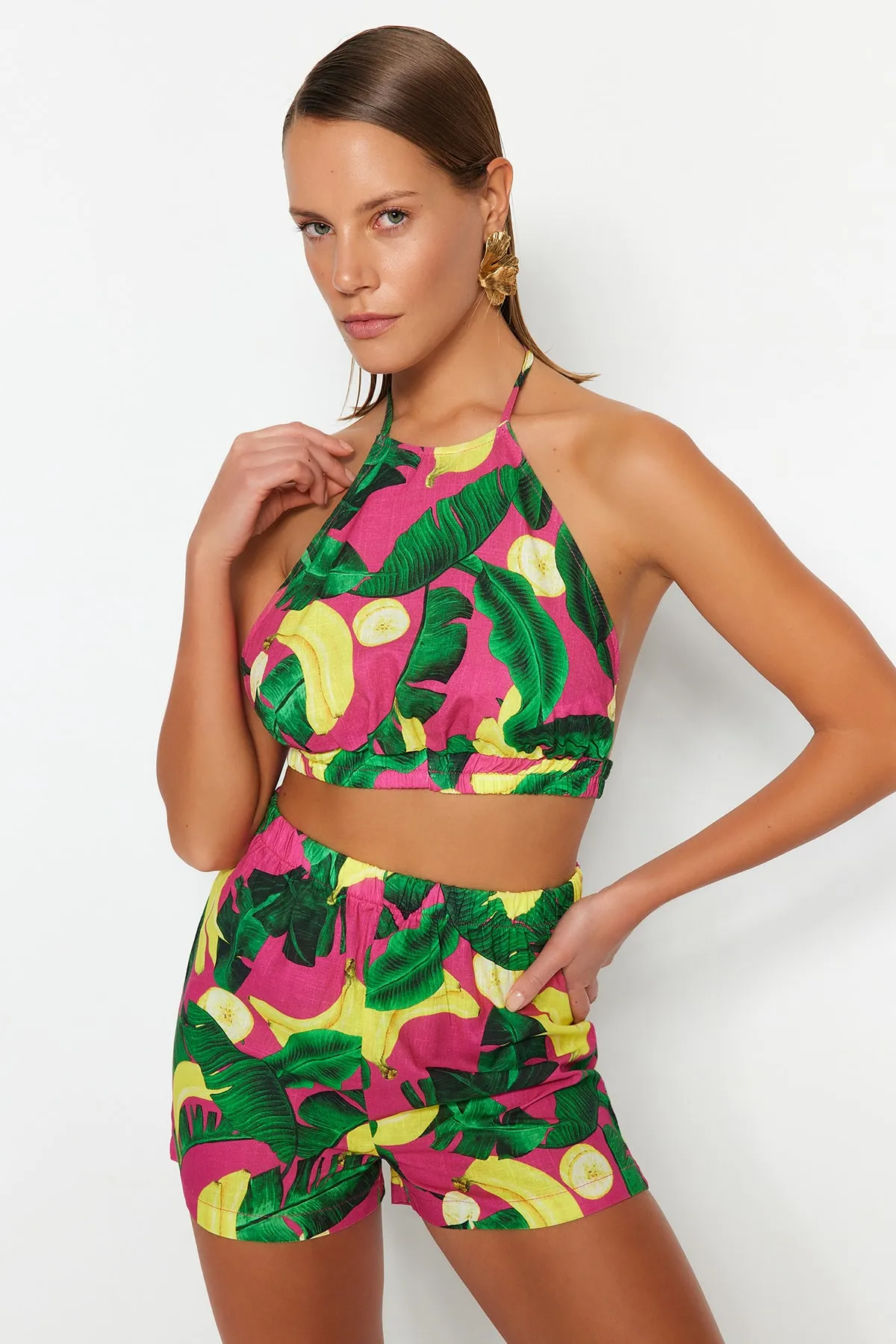 Trendyol Collection  Tief ausgeschnittenes Blusen-Shorts-Set aus 100 % Baumwolle mit tropischem Muster und gewebter Rückseite TBESS23AU00169